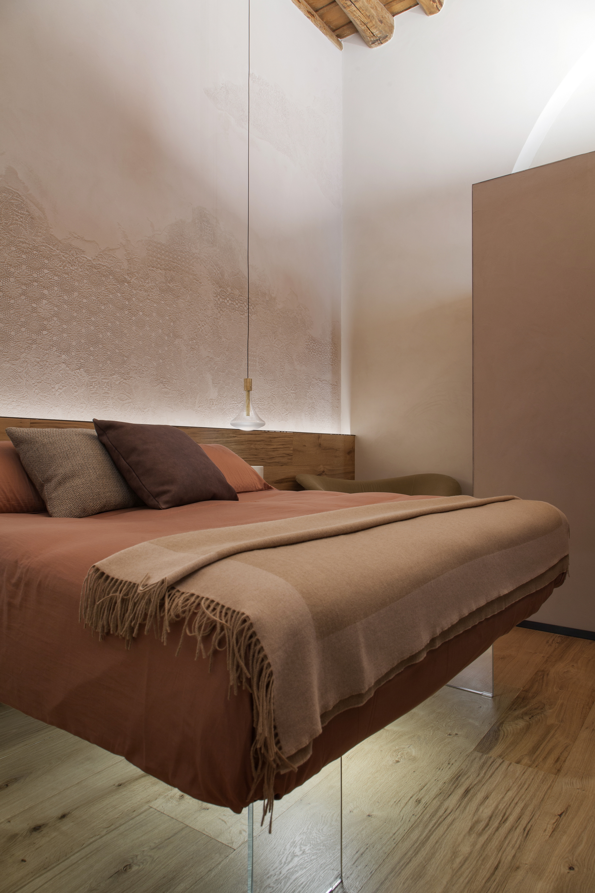 Matteo Brioni's textured clay plaster TerraEvoca 2 Layers Cipria (powder color) applied on walls in a private apartment in Verona, project by Emanuele Soldi