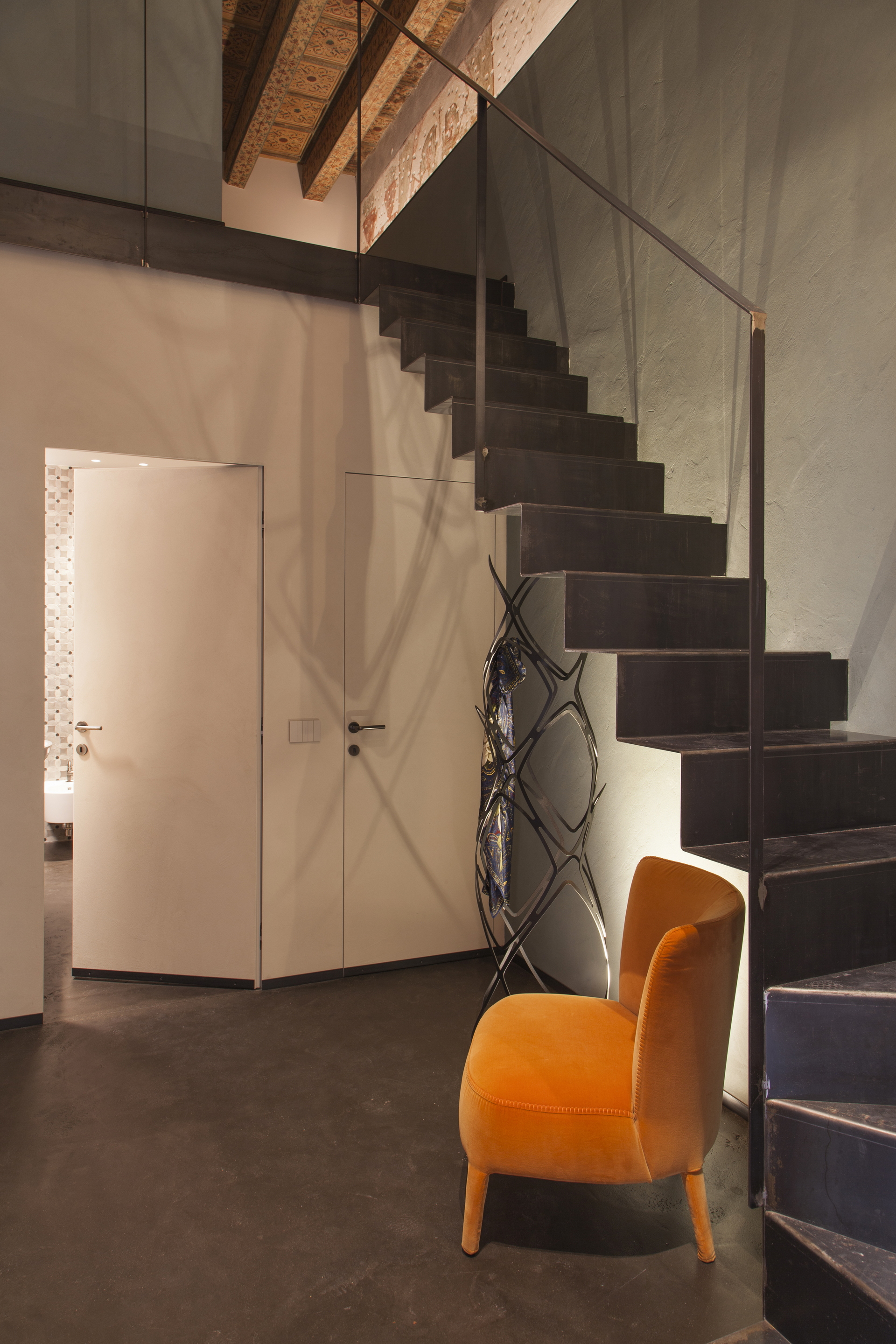 Matteo Brioni's mineral finishing plaster TerraTon Floor Pepe Nero (balck pepper) color applied on floor in a private apartment in Verona, project by Emanuele Soldi