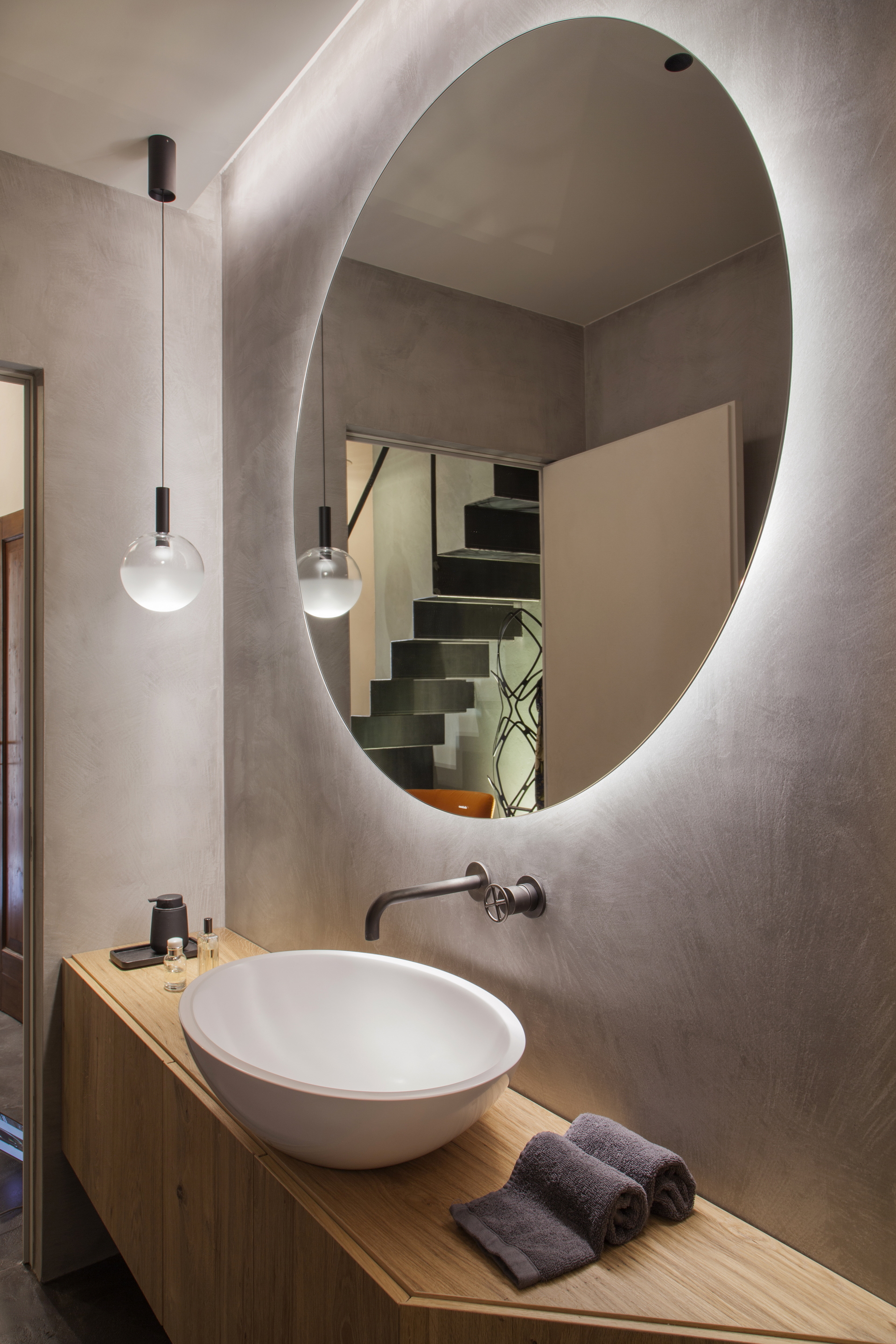 Matteo Brioni's TerraTon Wall Smooth Sale Grigio (gray salt) color applied on bathroom walls in a private apartment in Verona, project by Emanuele Soldi