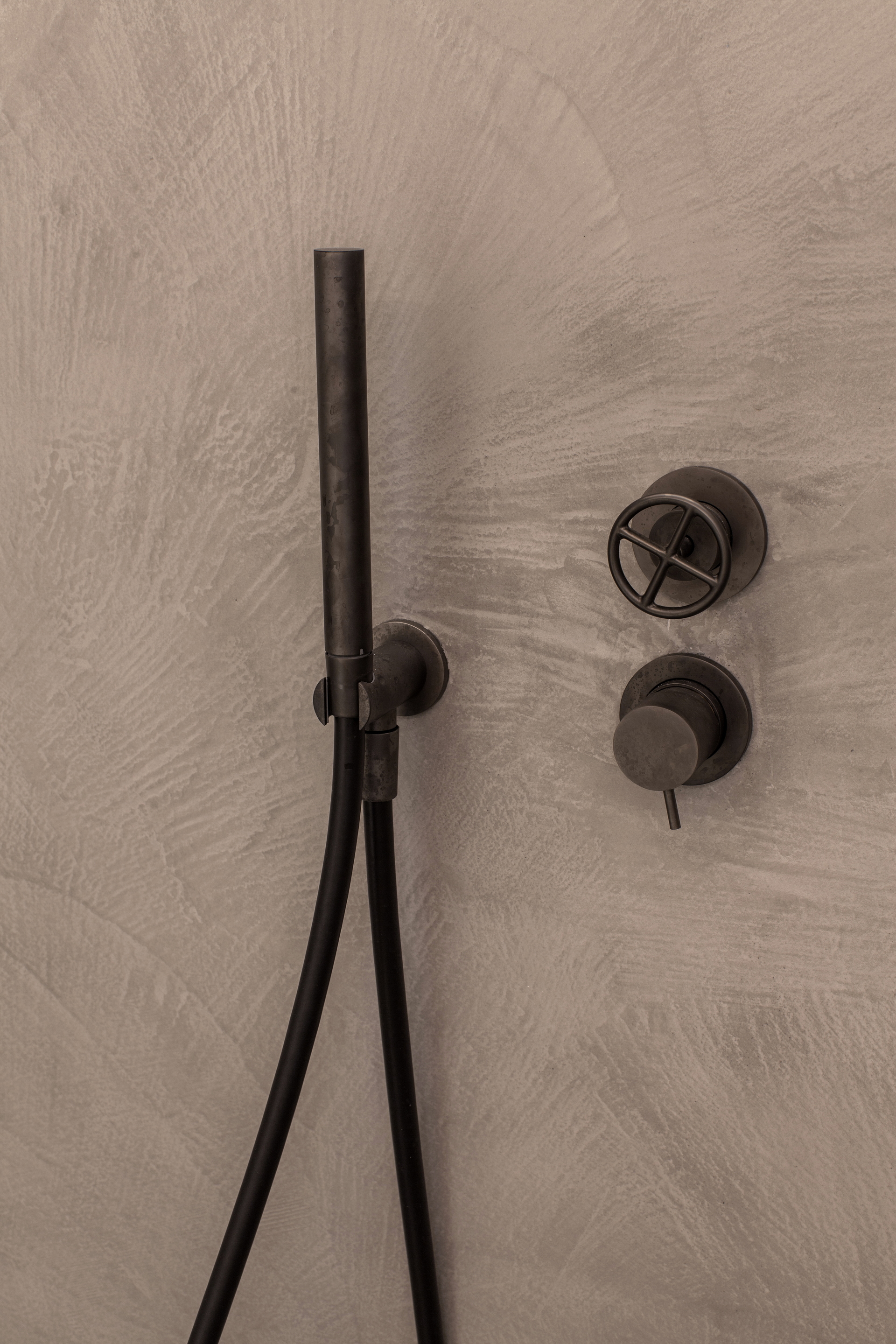 Matteo Brioni's TerraTon Wall Smooth Sale Grigio (gray salt) color applied on bathroom walls in a private apartment in Verona, project by Emanuele Soldi