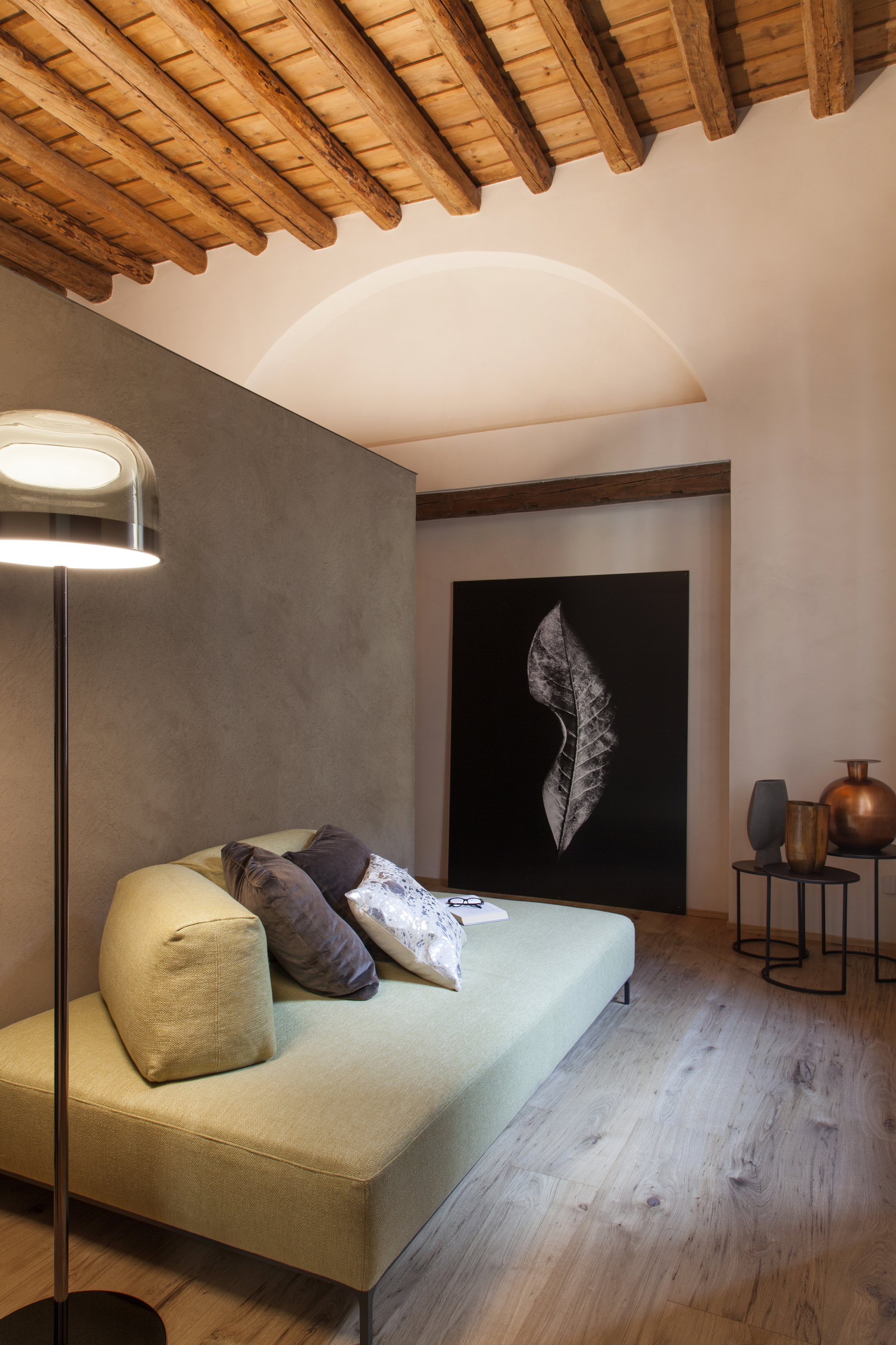 Matteo Brioni's fine-grained clay plaster TerraVista Smooth Panna applied on walls in a private Apartment in Verona, project by Emanuele Soldi