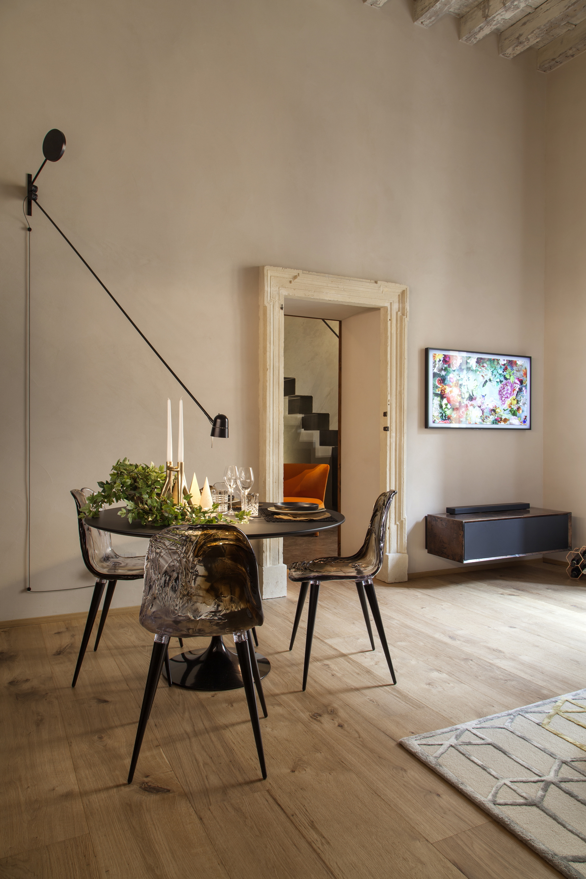 Matteo Brioni's fine-grained clay plaster TerraVista Smooth Panna applied on walls in a private Apartment in Verona, project by Emanuele Soldi