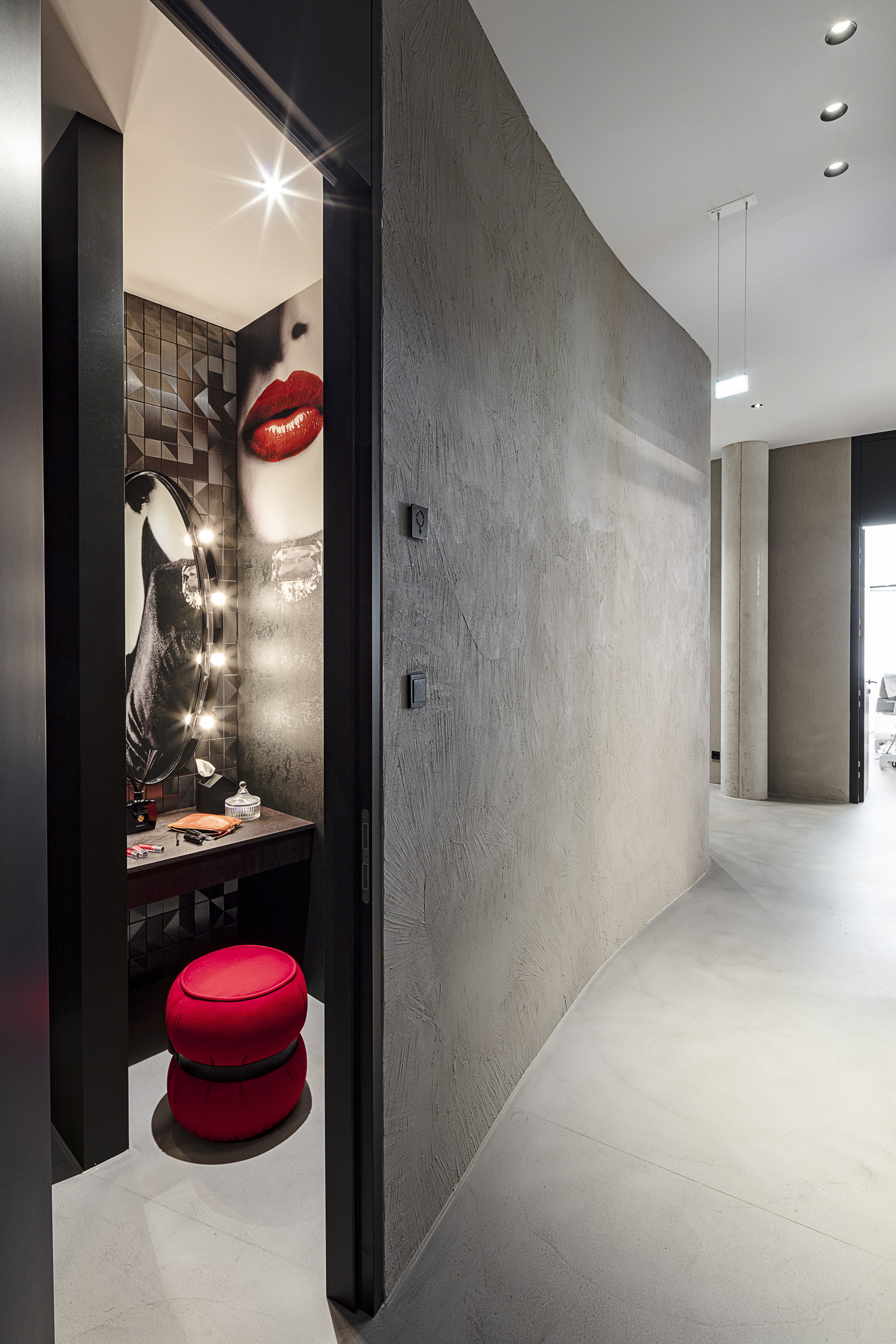 Matteo Brioni's coarse-grained clay plaster MultiTerra Structured Cannella (cinnamon) color installed on the walls of a surgical clinic in Wien by Formdepot and Innenarchitektur und Bauplanungs, photo by Gabriel Buechelmeier