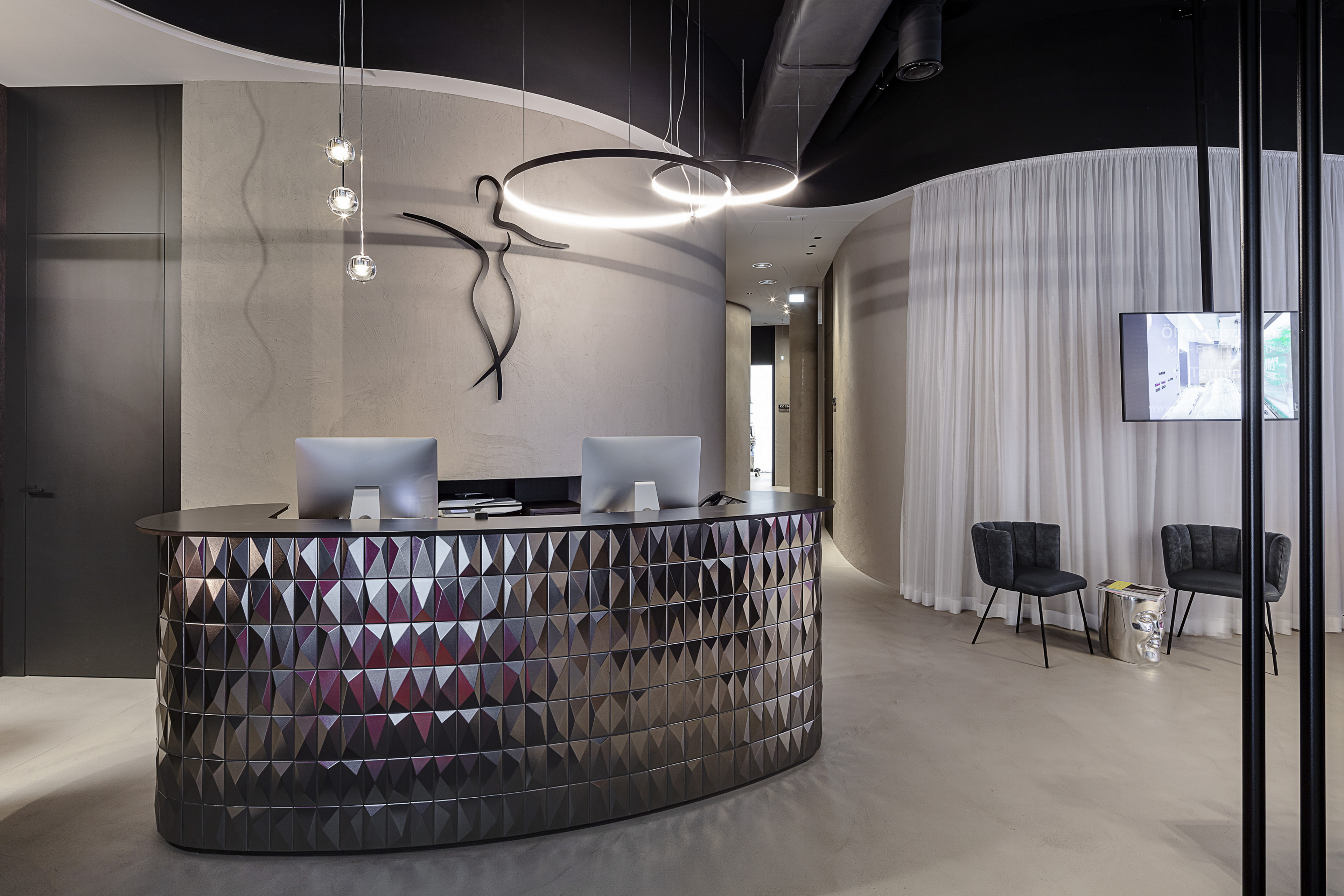 Matteo Brioni's coarse-grained clay plaster MultiTerra Structured Cannella (cinnamon) color installed on the walls of a surgical clinic in Wien by Formdepot and Innenarchitektur und Bauplanungs, photo by Gabriel Buechelmeier