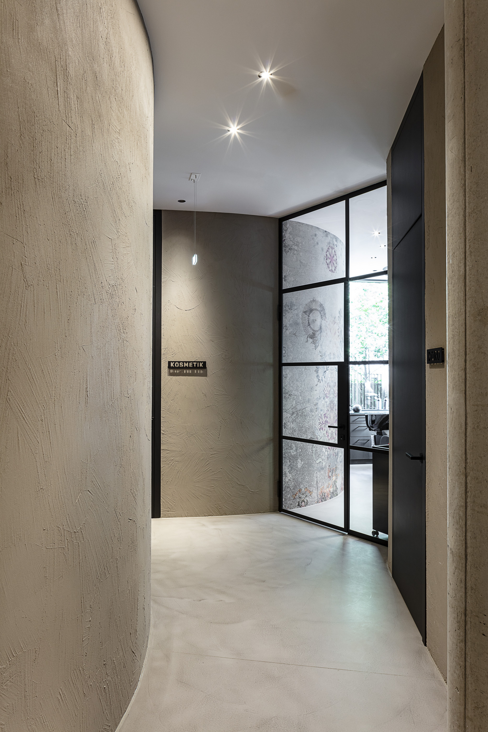 Matteo Brioni's coarse-grained clay plaster MultiTerra Structured Cannella (cinnamon) color installed on the walls of a surgical clinic in Wien by Formdepot and Innenarchitektur und Bauplanungs, photo by Gabriel Buechelmeier