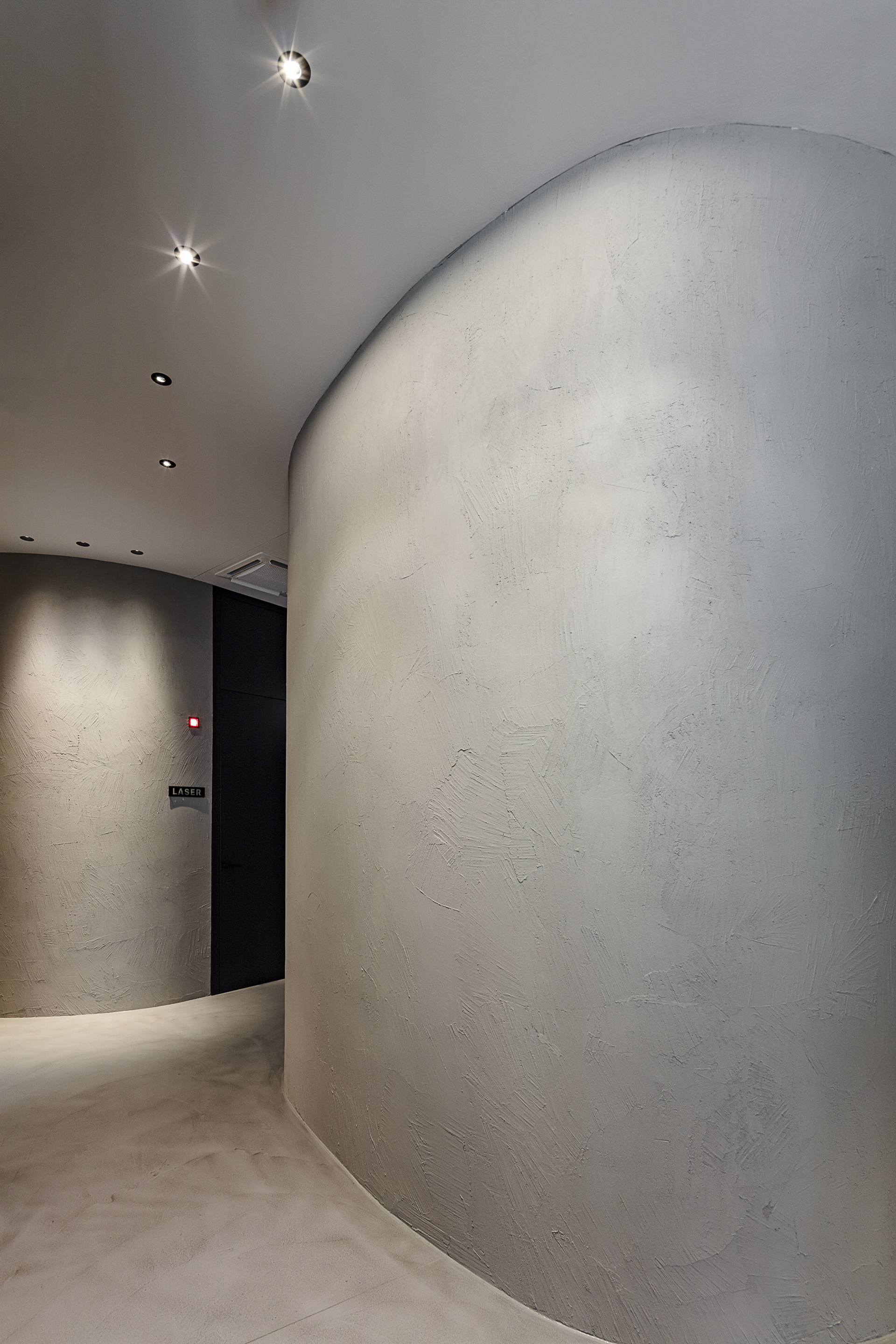 Matteo Brioni's coarse-grained clay plaster MultiTerra Structured Cannella (cinnamon) color installed on the walls of a surgical clinic in Wien by Formdepot and Innenarchitektur und Bauplanungs, photo by Gabriel Buechelmeier