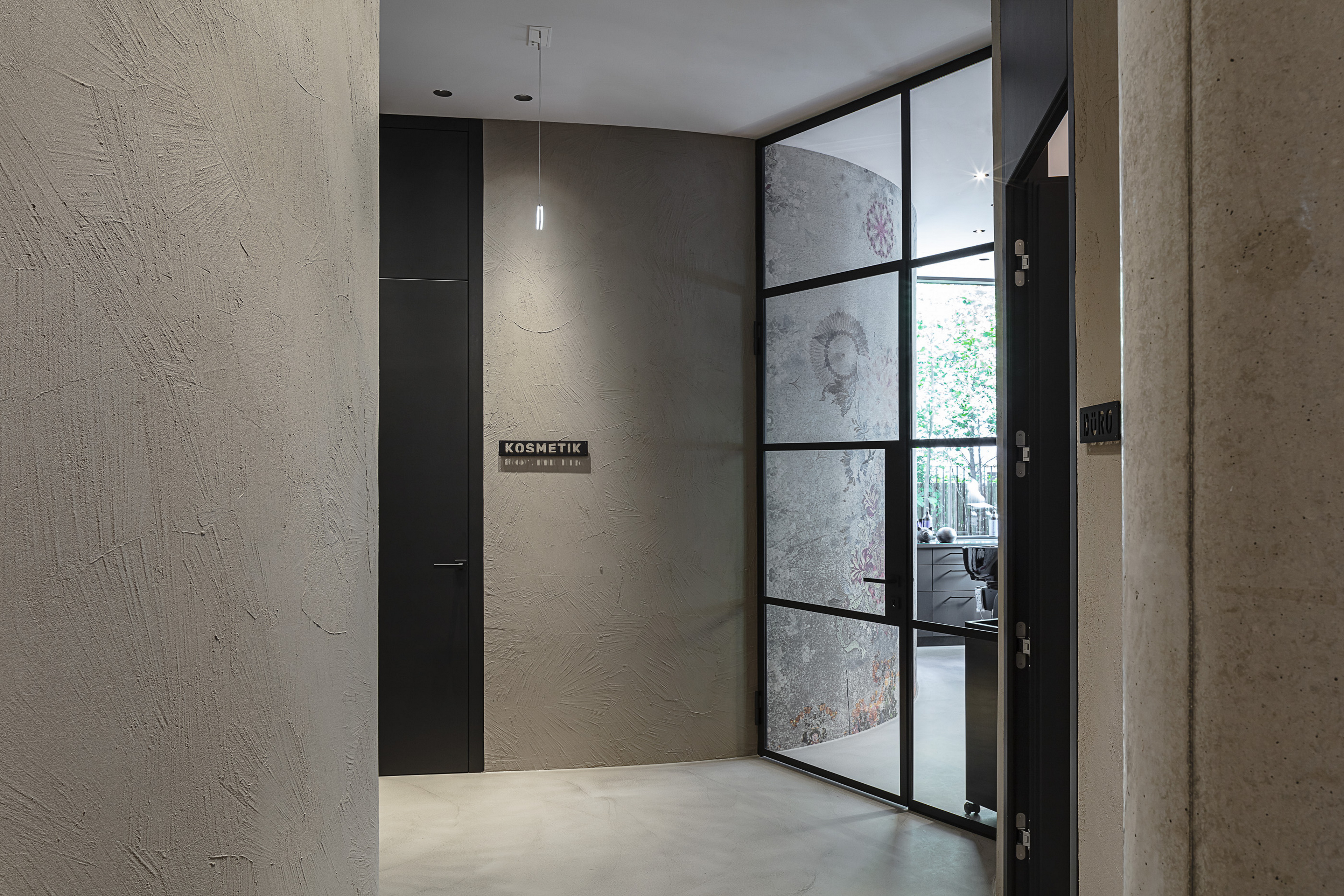 Matteo Brioni's coarse-grained clay plaster MultiTerra Structured Cannella (cinnamon) color installed on the walls of a surgical clinic in Wien by Formdepot and Innenarchitektur und Bauplanungs, photo by Gabriel Buechelmeier