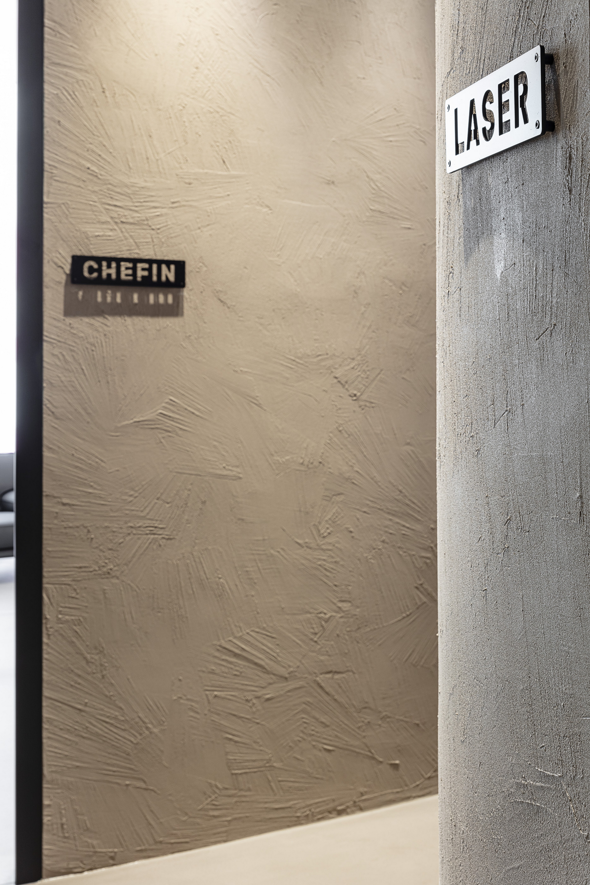 Matteo Brioni's coarse-grained clay plaster MultiTerra Structured Cannella (cinnamon) color installed on the walls of a surgical clinic in Wien by Formdepot and Innenarchitektur und Bauplanungs, photo by Gabriel Buechelmeier