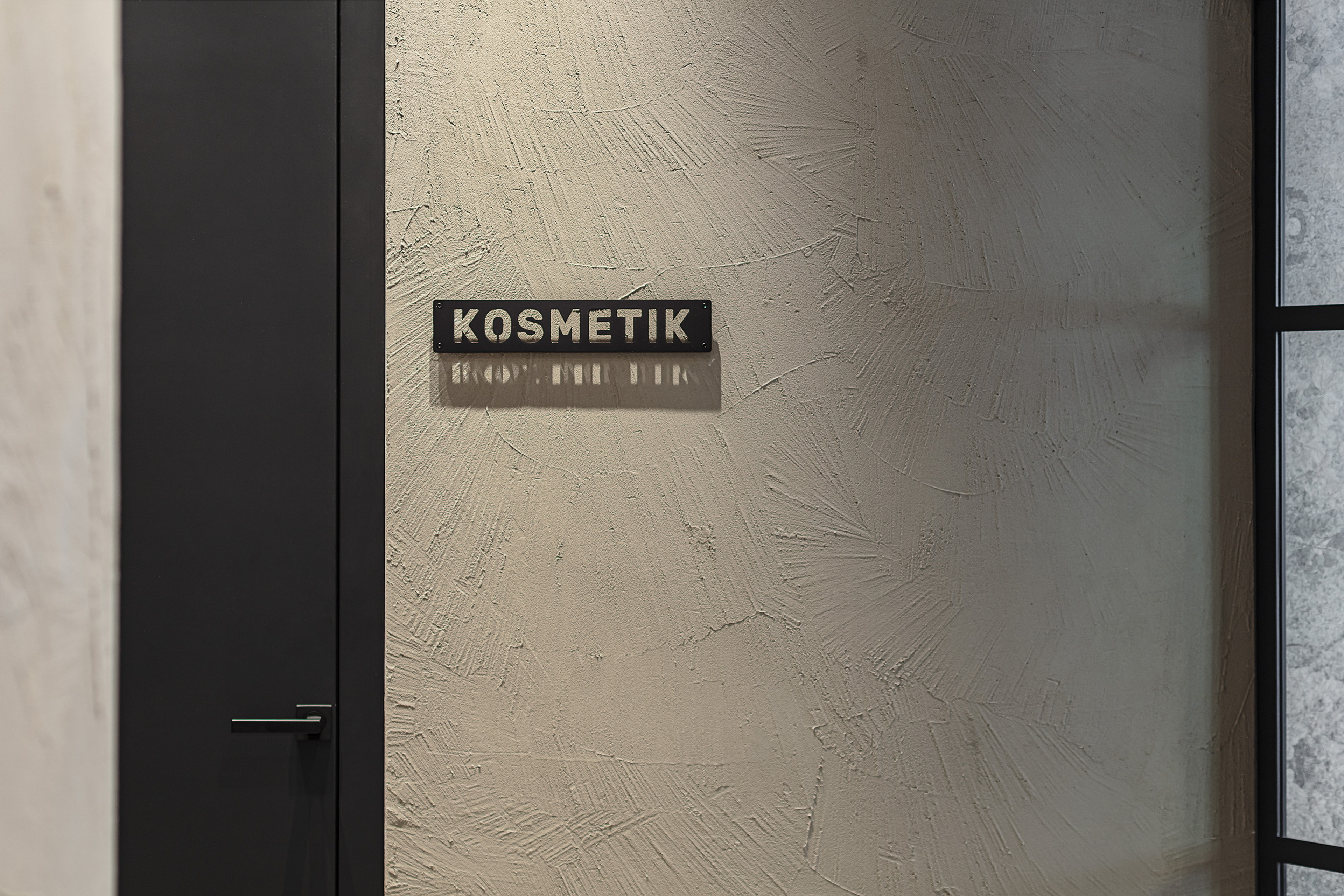 Matteo Brioni's coarse-grained clay plaster MultiTerra Structured Cannella (cinnamon) color installed on the walls of a surgical clinic in Wien by Formdepot and Innenarchitektur und Bauplanungs, photo by Gabriel Buechelmeier