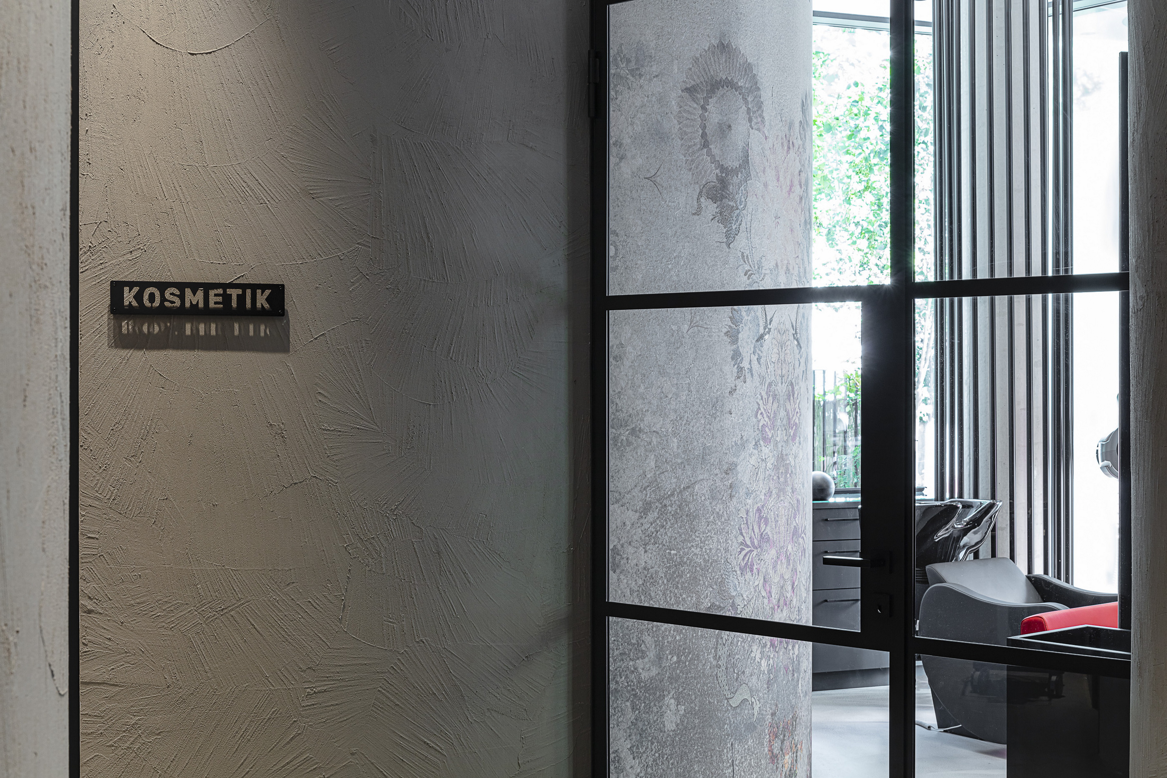 Matteo Brioni's coarse-grained clay plaster MultiTerra Structured Cannella (cinnamon) color installed on the walls of a surgical clinic in Wien by Formdepot and Innenarchitektur und Bauplanungs, photo by Gabriel Buechelmeier