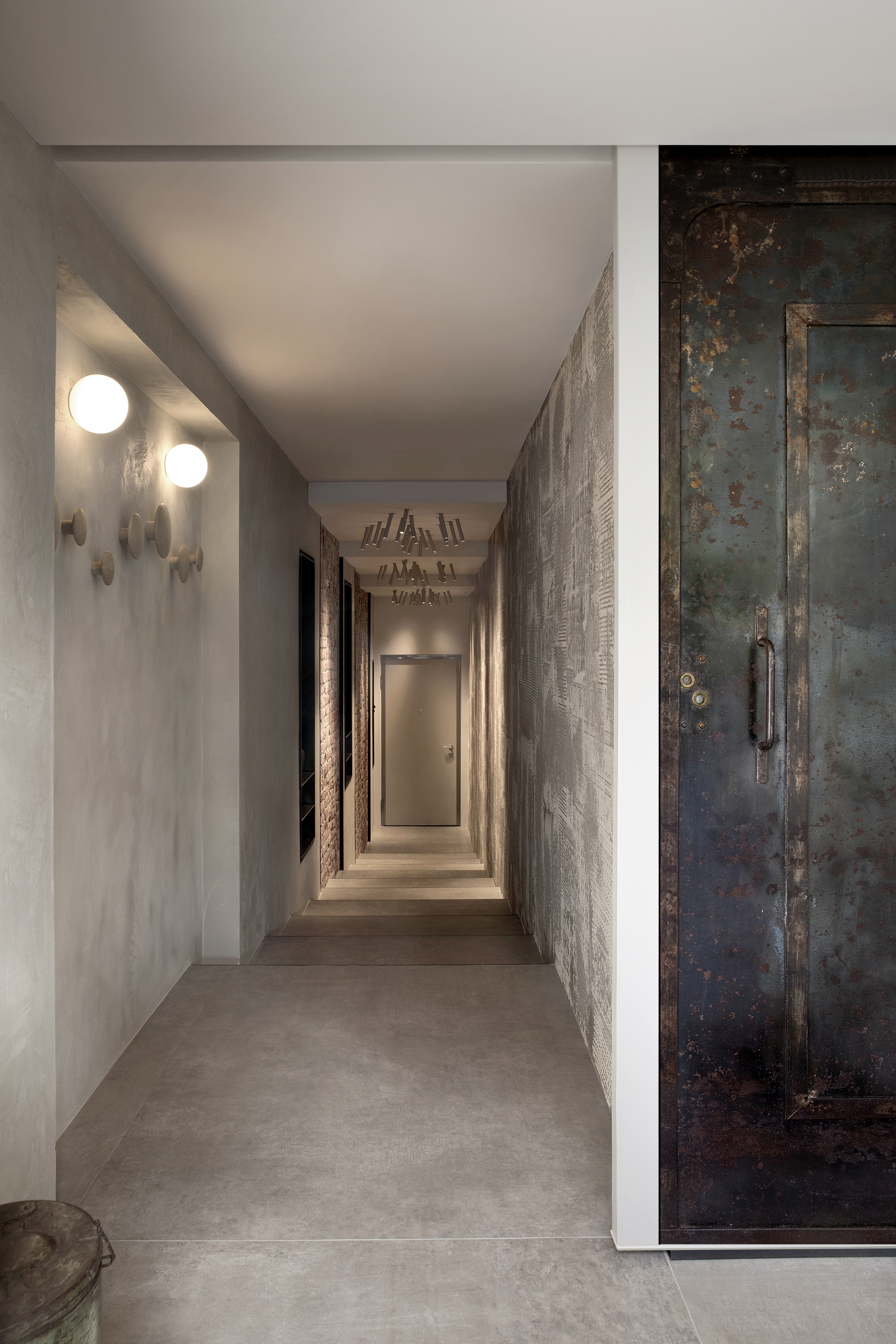 Matteo Brioni's textured clay plaster TerraEvoca 4 Layers Sale Grigio (gray salt) color appllied on walls and doors in a private house in Milan, project by NM Architetti, photo by Barbara Corsico