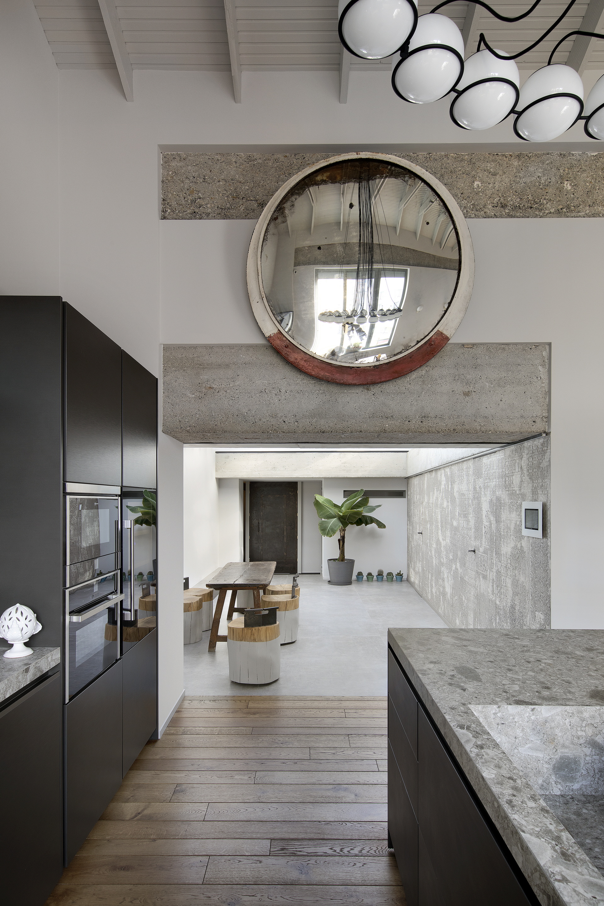 Matteo Brioni's textured clay plaster TerraEvoca 4 Layers Sale Grigio (gray salt) color appllied on walls and doors in a private house in Milan, project by NM Architetti, photo by Barbara Corsico