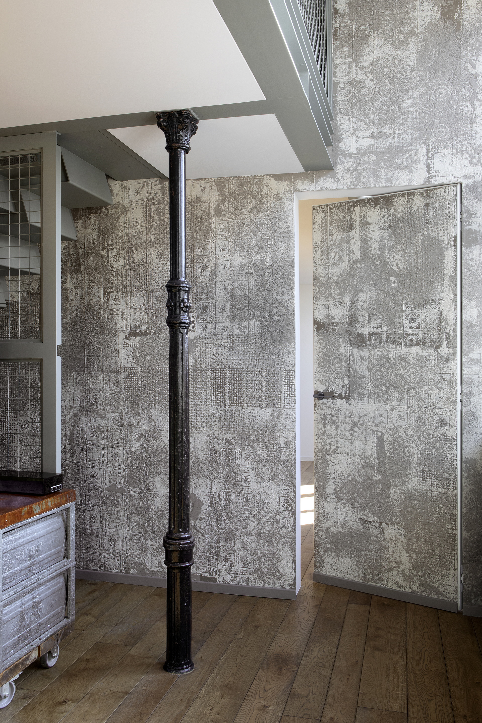 Matteo Brioni's textured clay plaster TerraEvoca 4 Layers Sale Grigio (gray salt) color appllied on walls and doors in a private house in Milan, project by NM Architetti, photo by Barbara Corsico