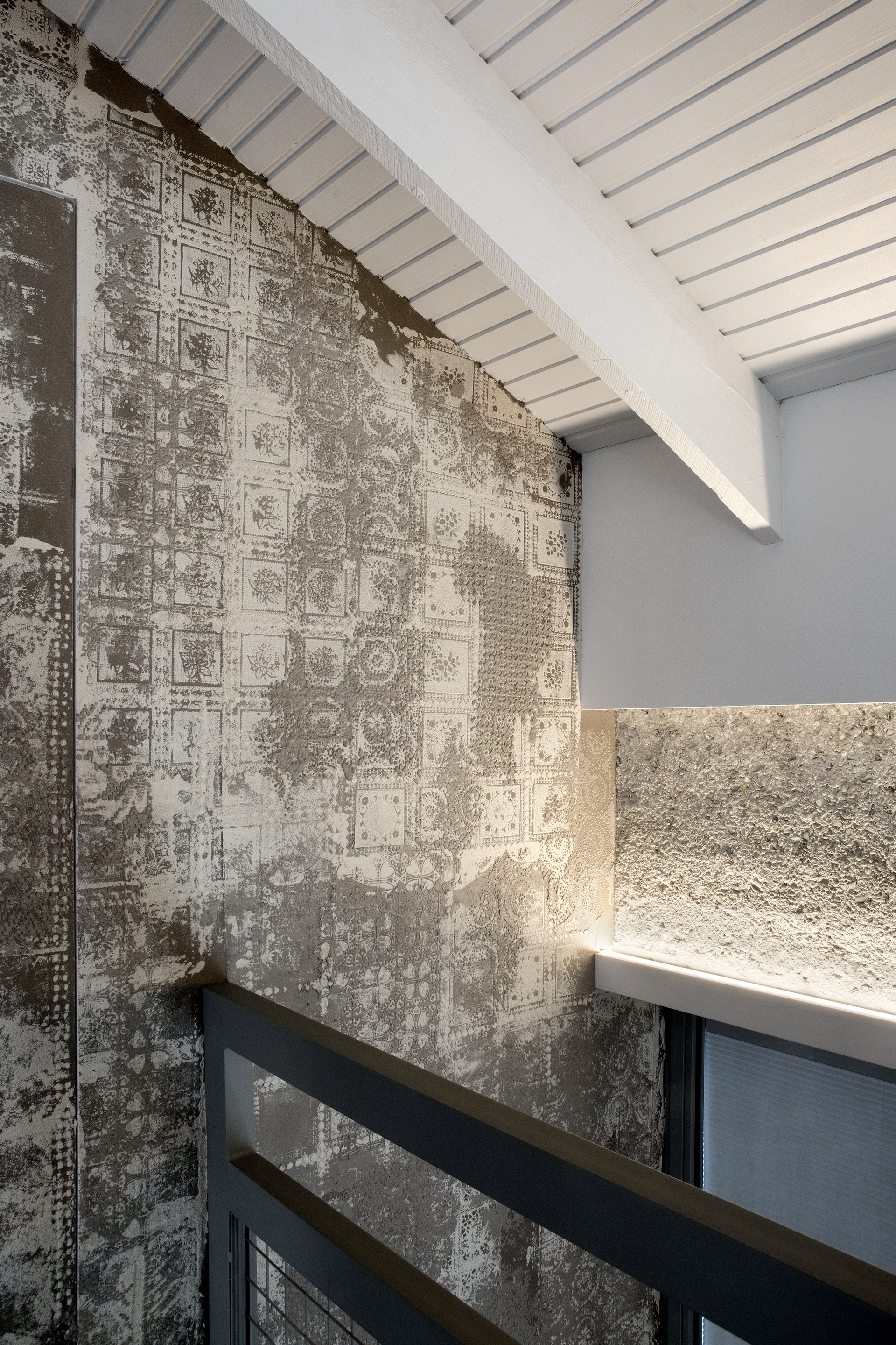 Matteo Brioni's textured clay plaster TerraEvoca 4 Layers Sale Grigio (gray salt) color appllied on walls and doors in a private house in Milan, project by NM Architetti, photo by Barbara Corsico