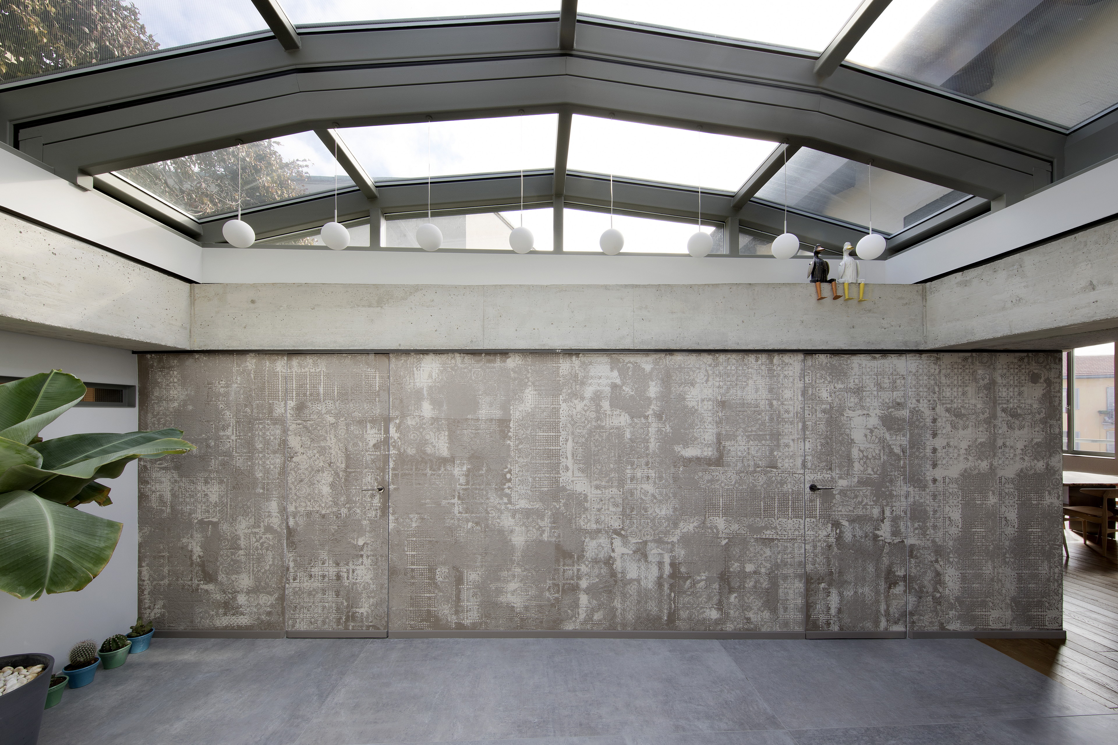 Matteo Brioni's textured clay plaster TerraEvoca 4 Layers Sale Grigio (gray salt) color appllied on walls and doors in a private house in Milan, project by NM Architetti, photo by Barbara Corsico