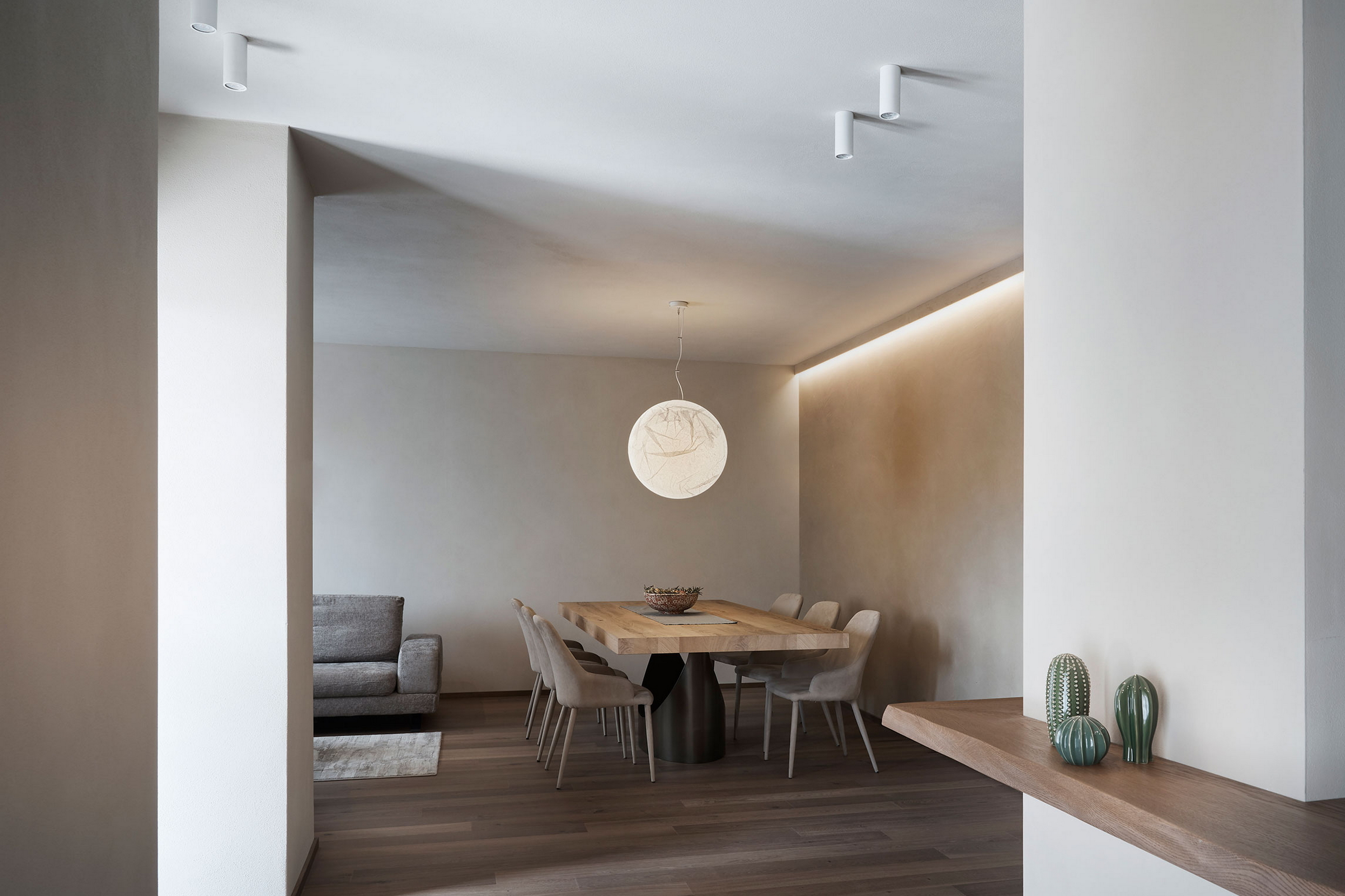 Matteo Brioni's clay paint TerraSilk Structured Zenzero (ginger) color applied on walls in a private apartment in Padova,  project and by Stefano Tonellotto