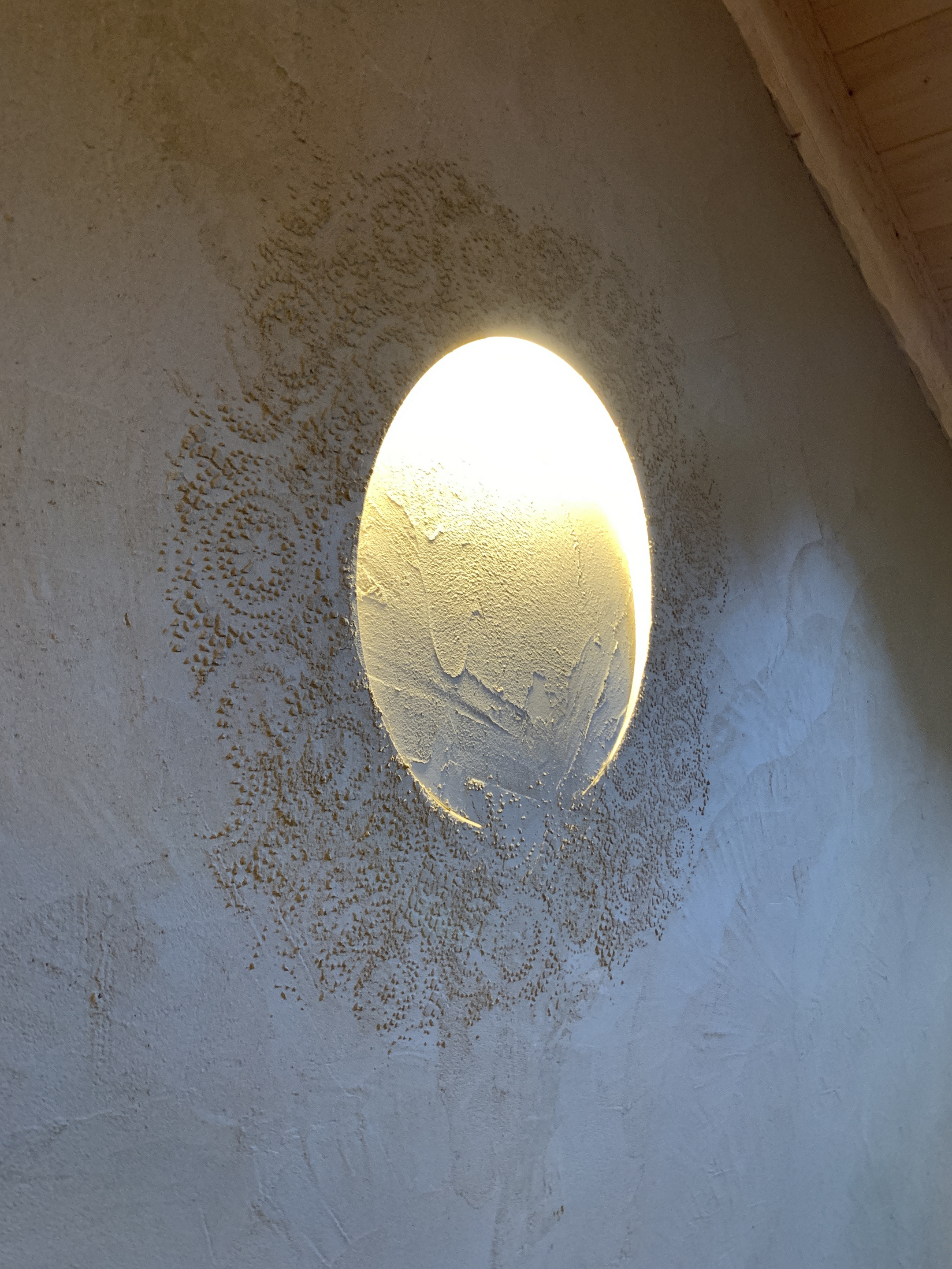 Matteo Brioni's textured clay plaster TerraEvoca 2 Layers Sale Grigio (gray salt) and Cannella (cinnamon) colors installed on walls in a house in Trento by Maurizio Tomazzoni, photo by Matteo Brioni