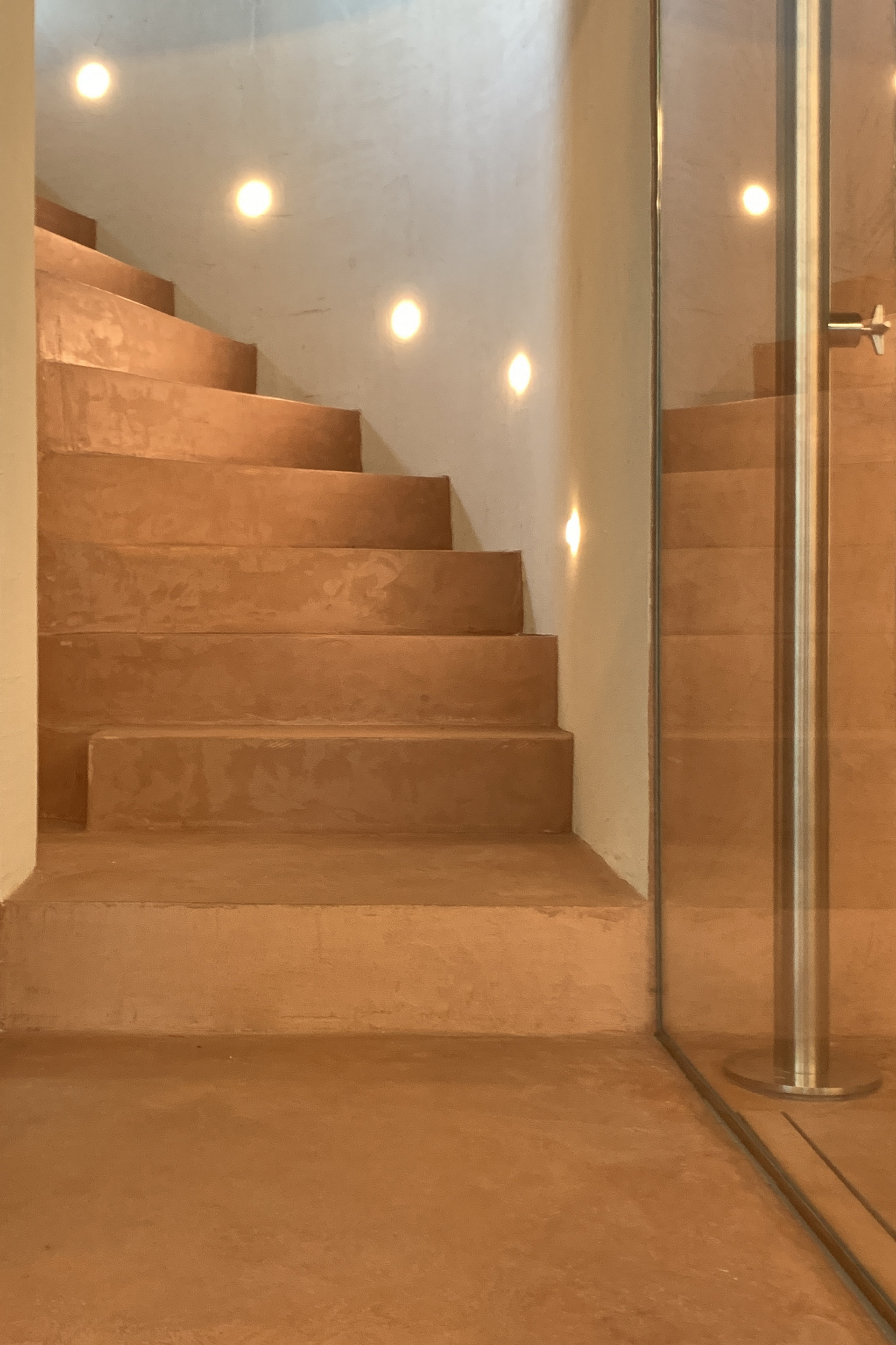 Matteo Brioni's mineral finishing plaster TerraTon Floor Smooth Custom applied on stairs in a rpivate residence in Trento by Maurizio Tomazzoni, photo by Matteo Brioni