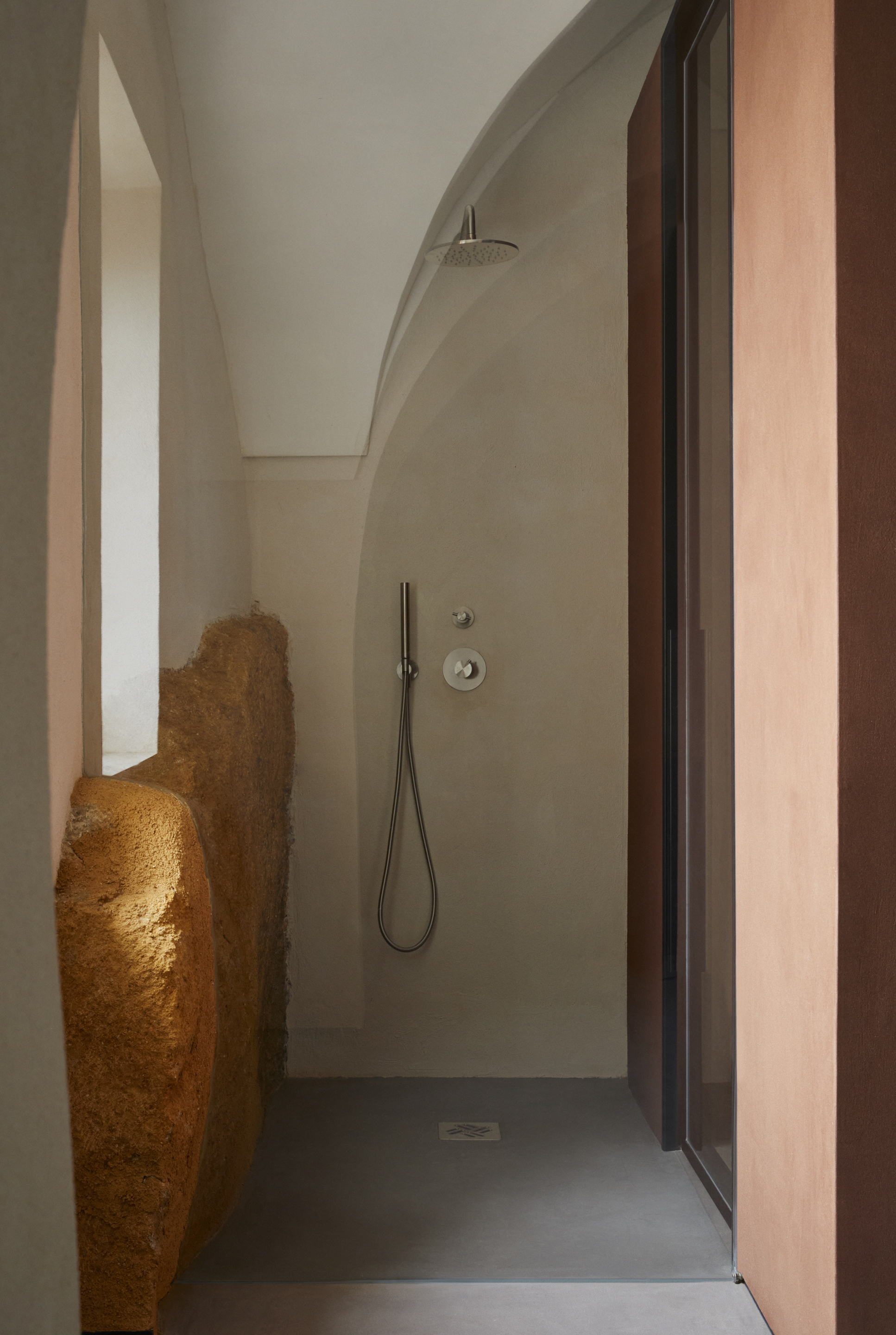 Matteo Brioni's mineral coating TerraFloor Smooth Sale Grigio (gray salt) color on floors, fine-grained clay plaster TerraVista Smooth Cammeo (cameo) color with Plus customization on walls for Airbnb 1 Euro House in Sambuca di Sicilia by Studio Didea, phot