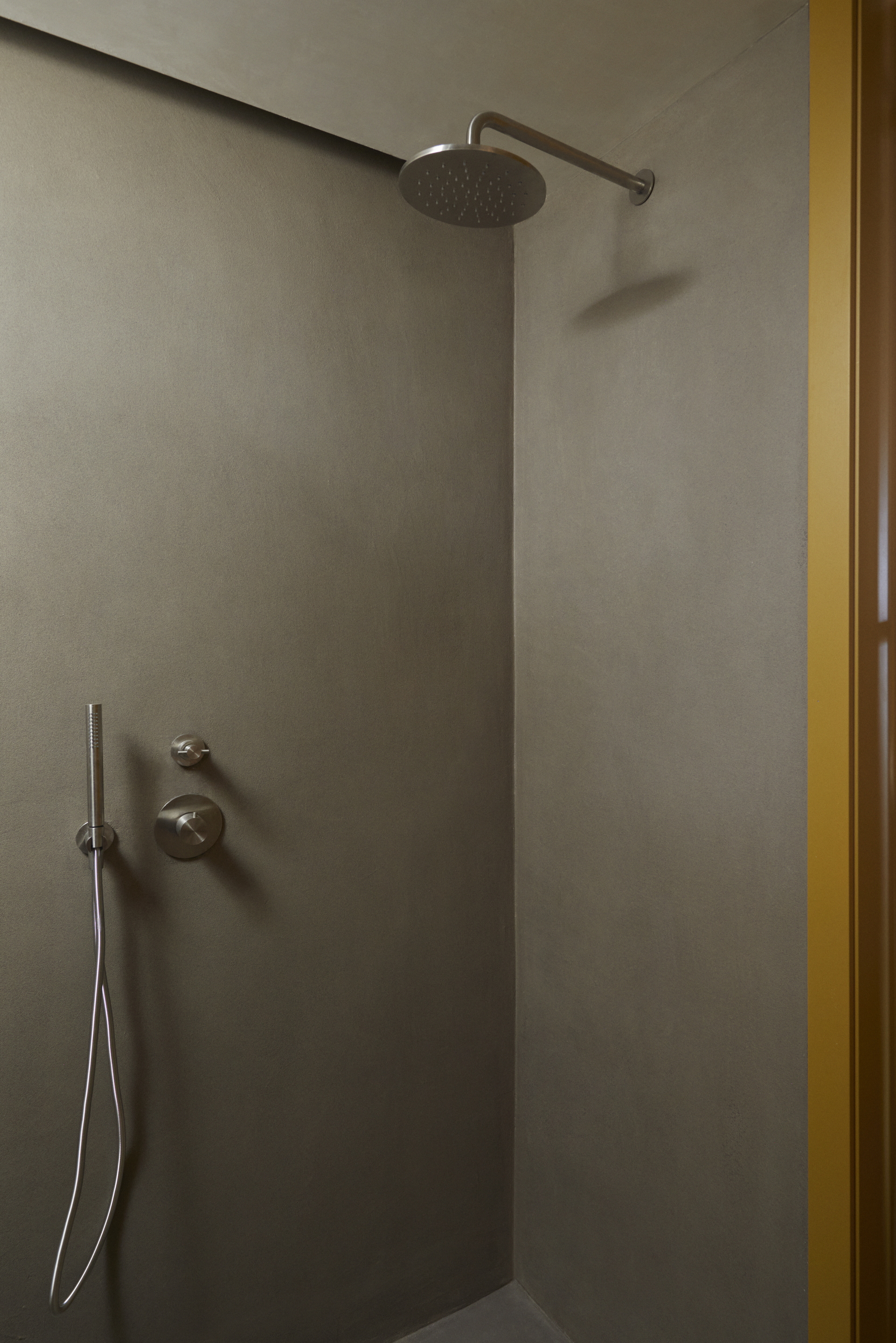 Matteo Brioni's mineral coating TerraFloor Smooth Sale Grigio (gray salt) color on floors, fine-grained clay plaster TerraVista Smooth Sale Grigio (gray salt) color with Plus customization on walls for Airbnb 1 Euro House in Sambuca di Sicilia by Studio Di