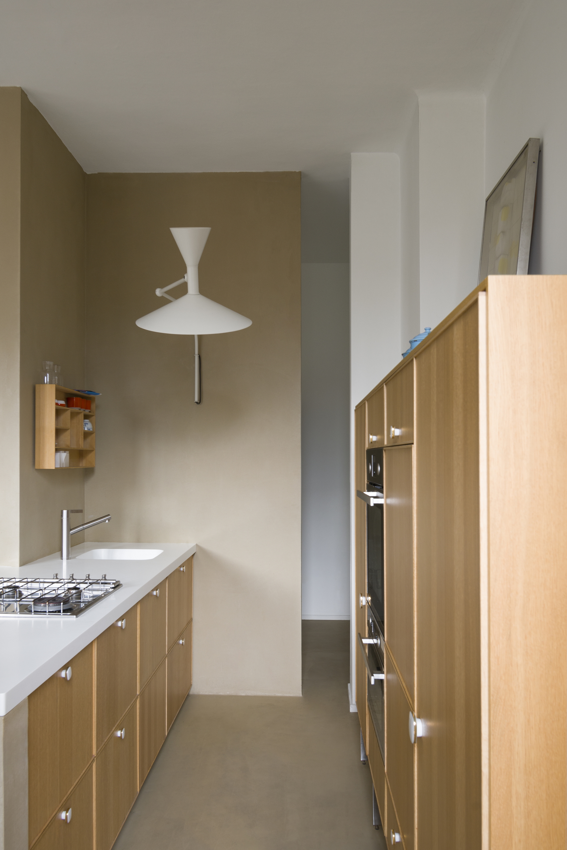 Matteo Brioni's fine-grained clay plaster TerraVista Smooth Cannella with Plus customization applied on walls and panels. Fine grain coating made of clay and epoxy resin TerraFloor Smooth Cannella applied on floors.  Private apartment in Milan by Marialaur