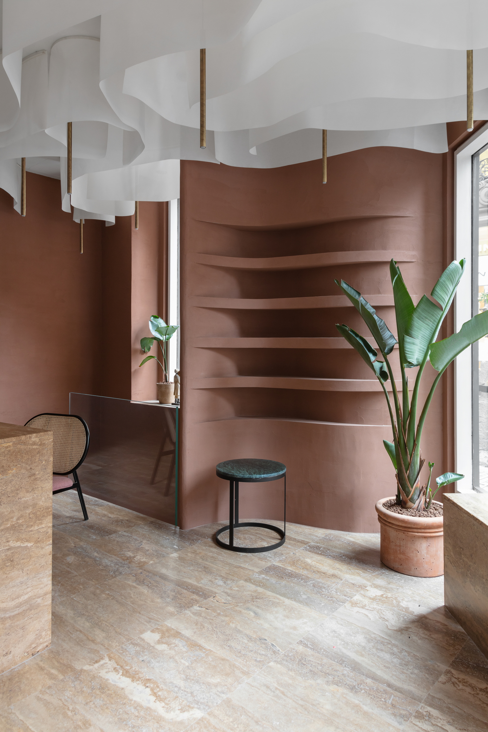 Matteo Brioni's reinforced fine-grained clay plaster TerraVista Plus Smooth Cammeo (cameo color) applied on walls in the Profumo shop in Naples, project by Primo Atelier, photo by Carlo Oriente