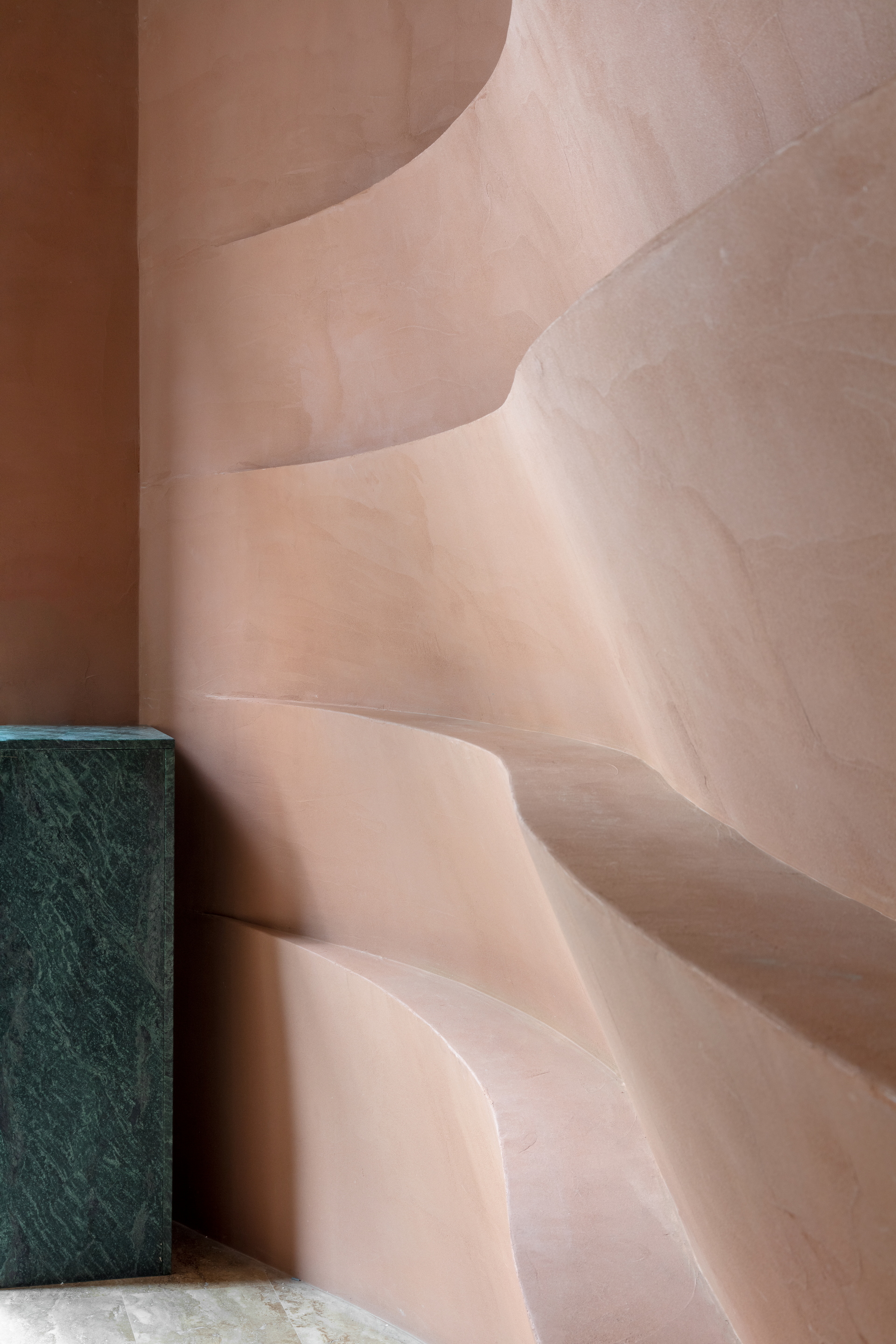 Matteo Brioni's reinforced fine-grained clay plaster TerraVista Plus Smooth Cammeo (cameo color) applied on walls in the Profumo shop in Naples, project by Primo Atelier, photo by Carlo Oriente