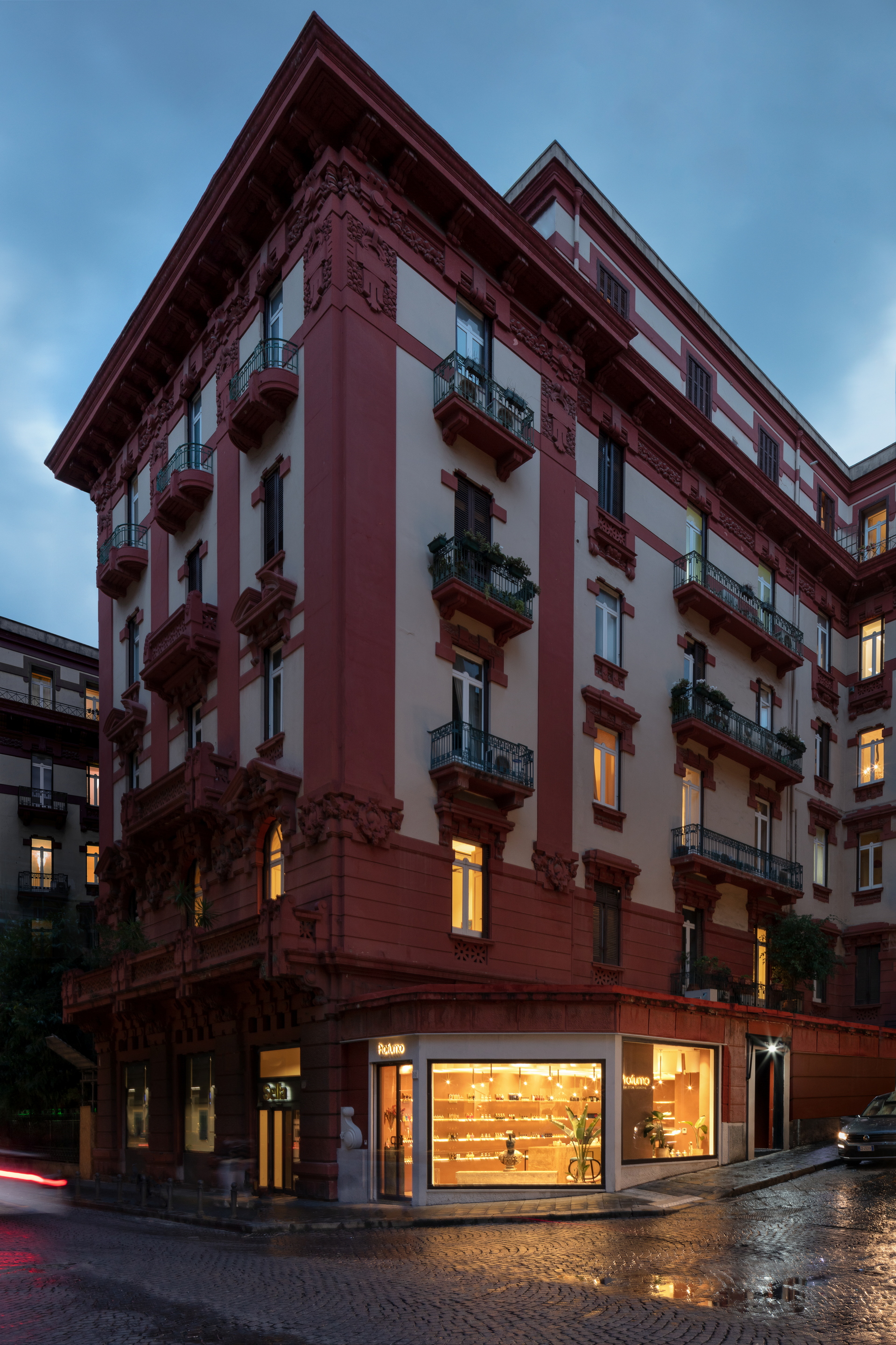 Matteo Brioni's reinforced fine-grained clay plaster TerraVista Plus Smooth Cammeo (cameo color) applied on walls in the Profumo shop in Naples, project by Primo Atelier, photo by Carlo Oriente