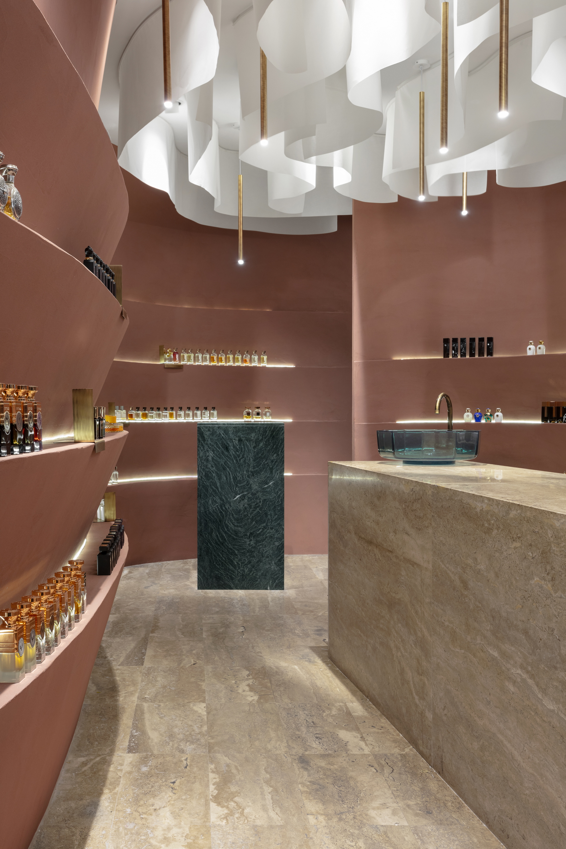 Matteo Brioni's reinforced fine-grained clay plaster TerraVista Plus Smooth Cammeo (cameo color) applied on walls in the Profumo shop in Naples, project by Primo Atelier, photo by Carlo Oriente