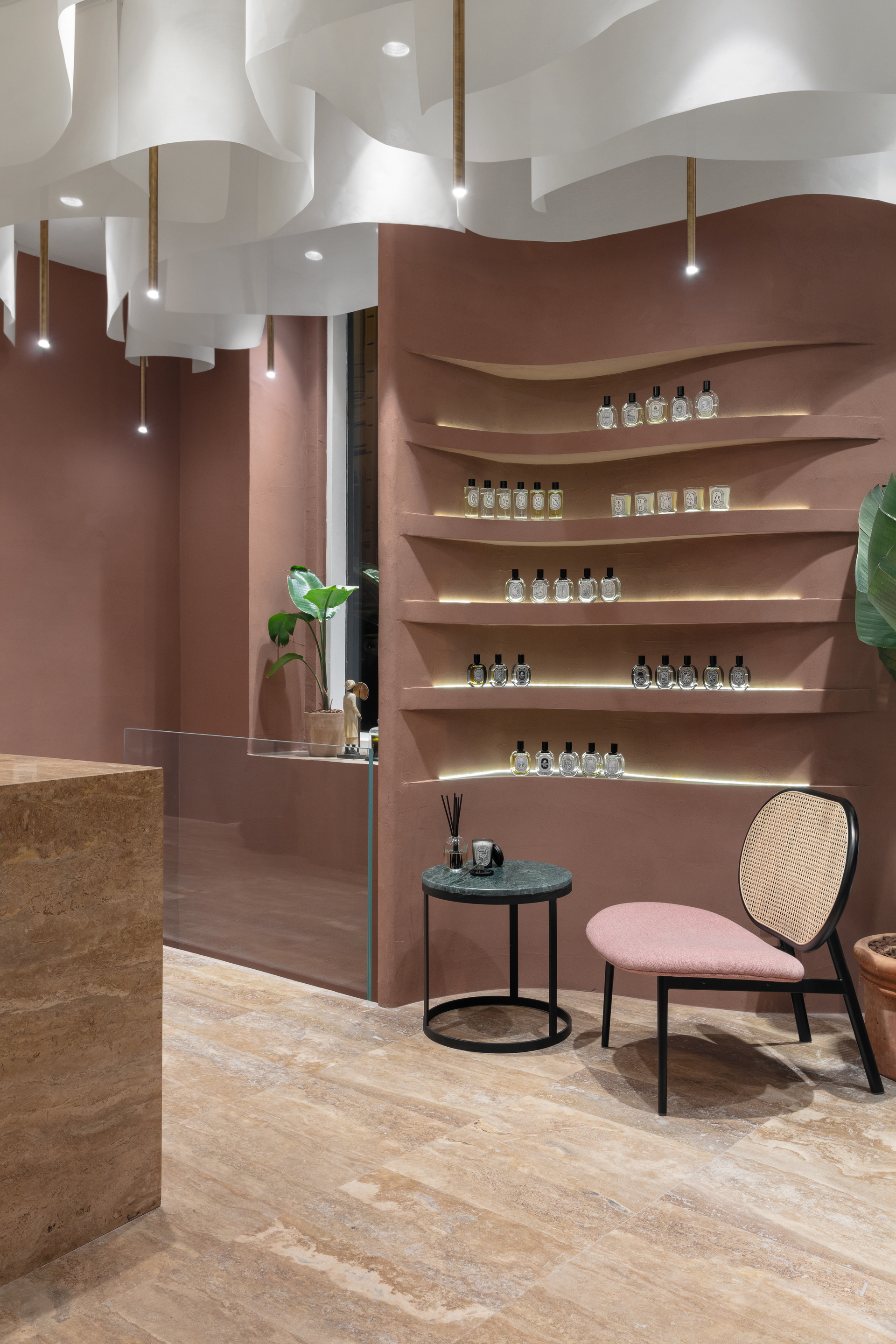 Matteo Brioni's reinforced fine-grained clay plaster TerraVista Plus Smooth Cammeo (cameo color) applied on walls in the Profumo shop in Naples, project by Primo Atelier, photo by Carlo Oriente