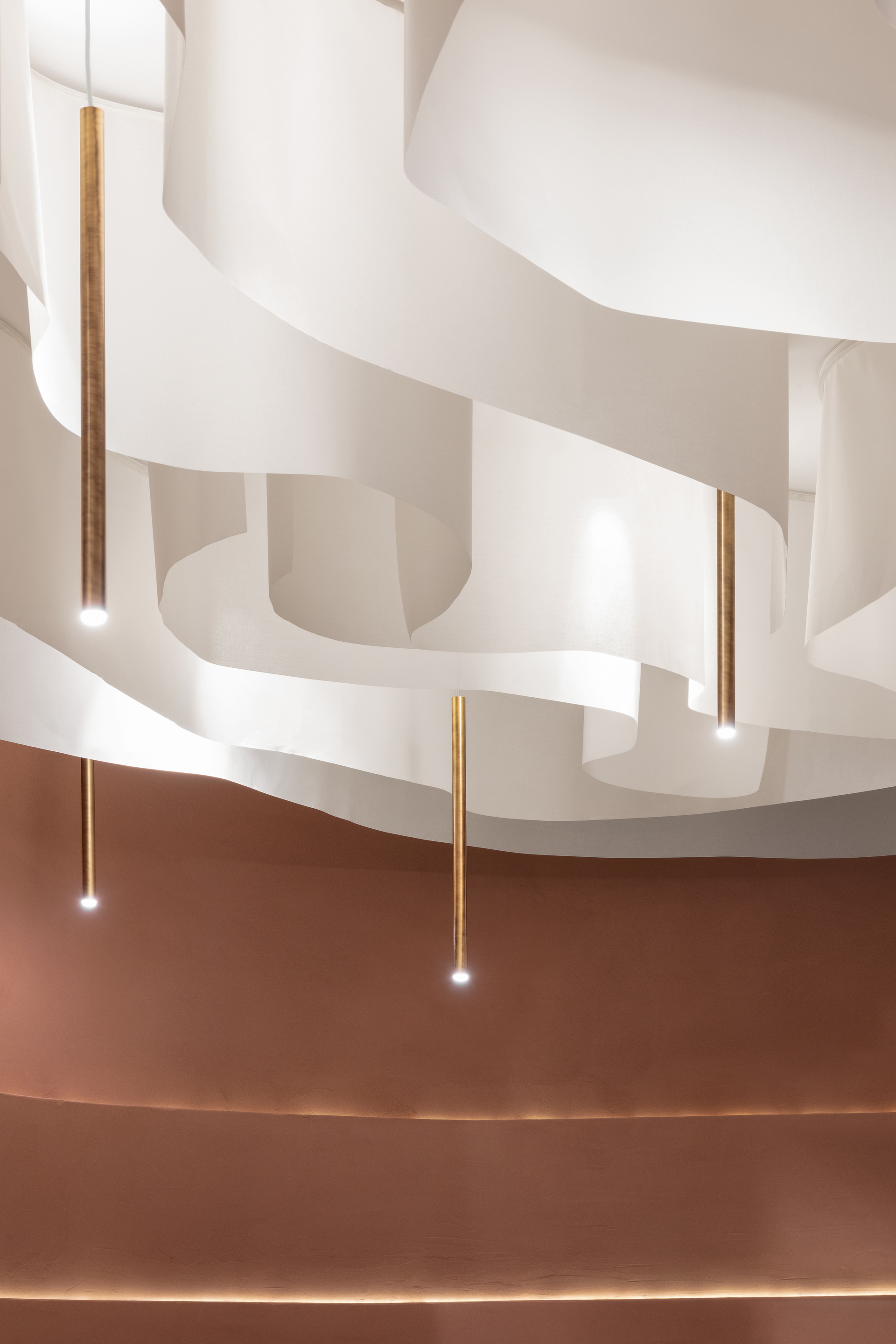 Matteo Brioni's reinforced fine-grained clay plaster TerraVista Plus Smooth Cammeo (cameo color) applied on walls in the Profumo shop in Naples, project by Primo Atelier, photo by Carlo Oriente