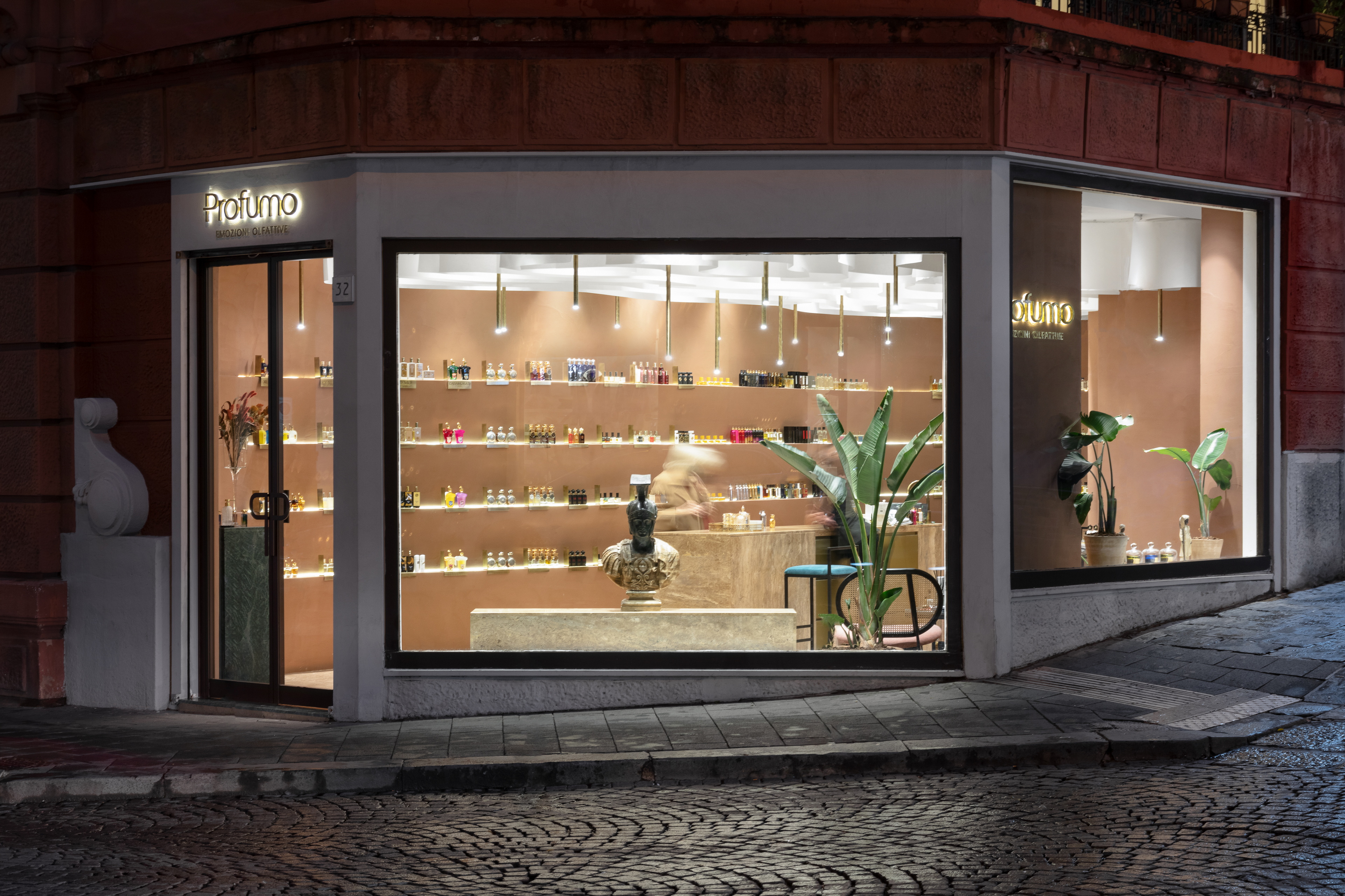 Matteo Brioni's reinforced fine-grained clay plaster TerraVista Plus Smooth Cammeo (cameo color) applied on walls in the Profumo shop in Naples, project by Primo Atelier, photo by Carlo Oriente