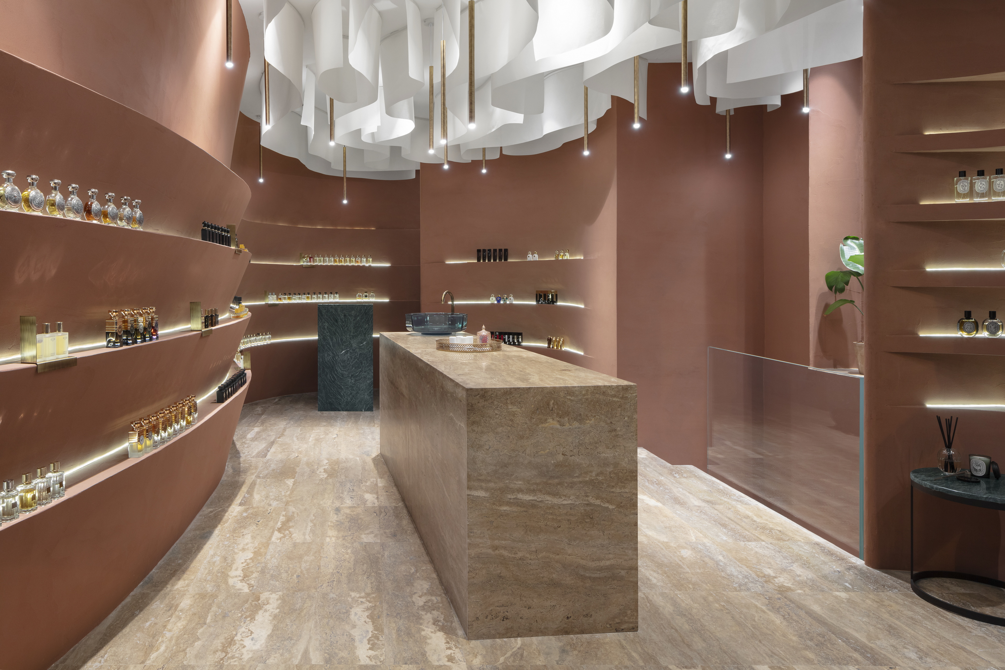 Matteo Brioni's reinforced fine-grained clay plaster TerraVista Plus Smooth Cammeo (cameo color) applied on walls in the Profumo shop in Naples, project by Primo Atelier, photo by Carlo Oriente