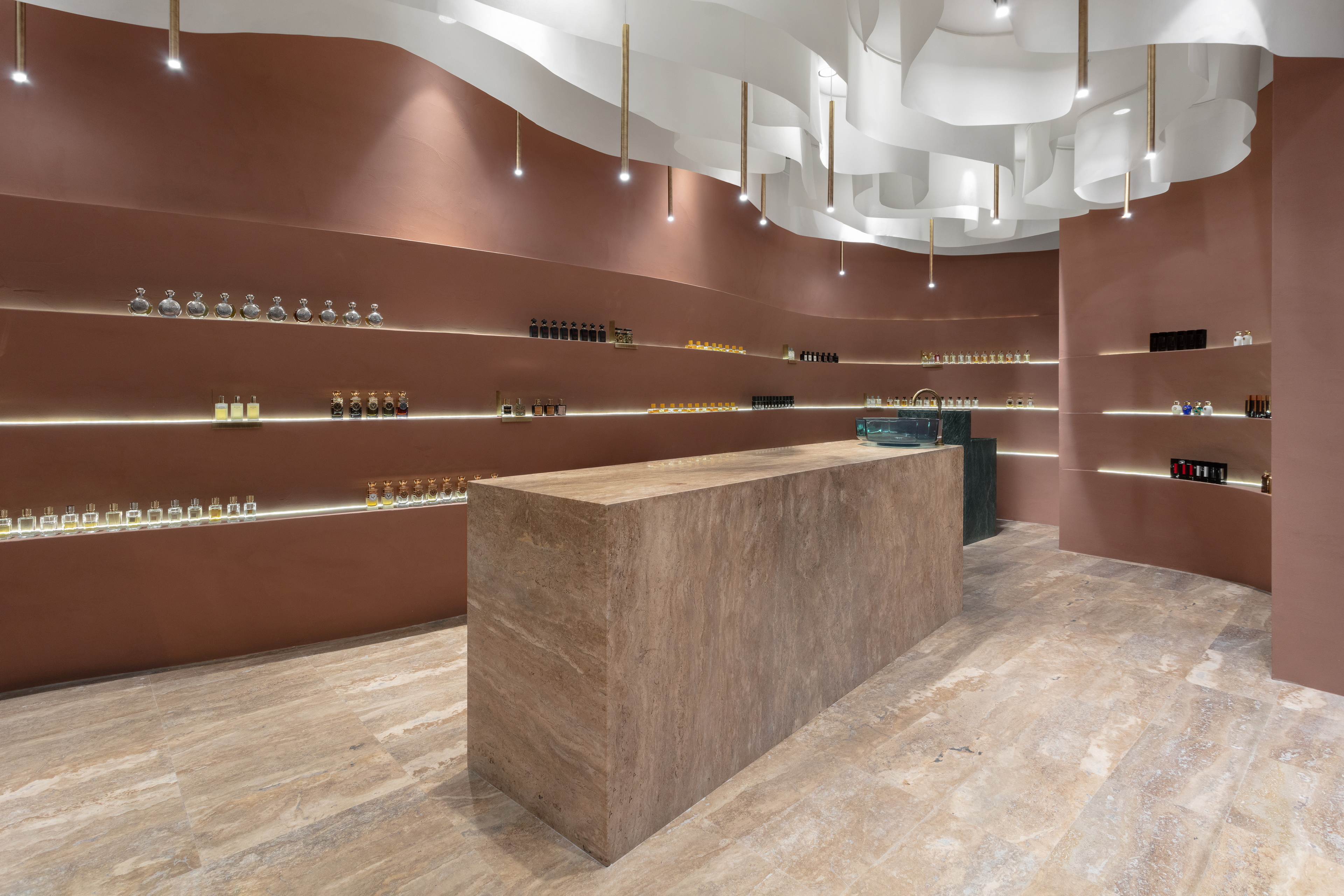 Matteo Brioni's reinforced fine-grained clay plaster TerraVista Plus Smooth Cammeo (cameo color) applied on walls in the Profumo shop in Naples, project by Primo Atelier, photo by Carlo Oriente