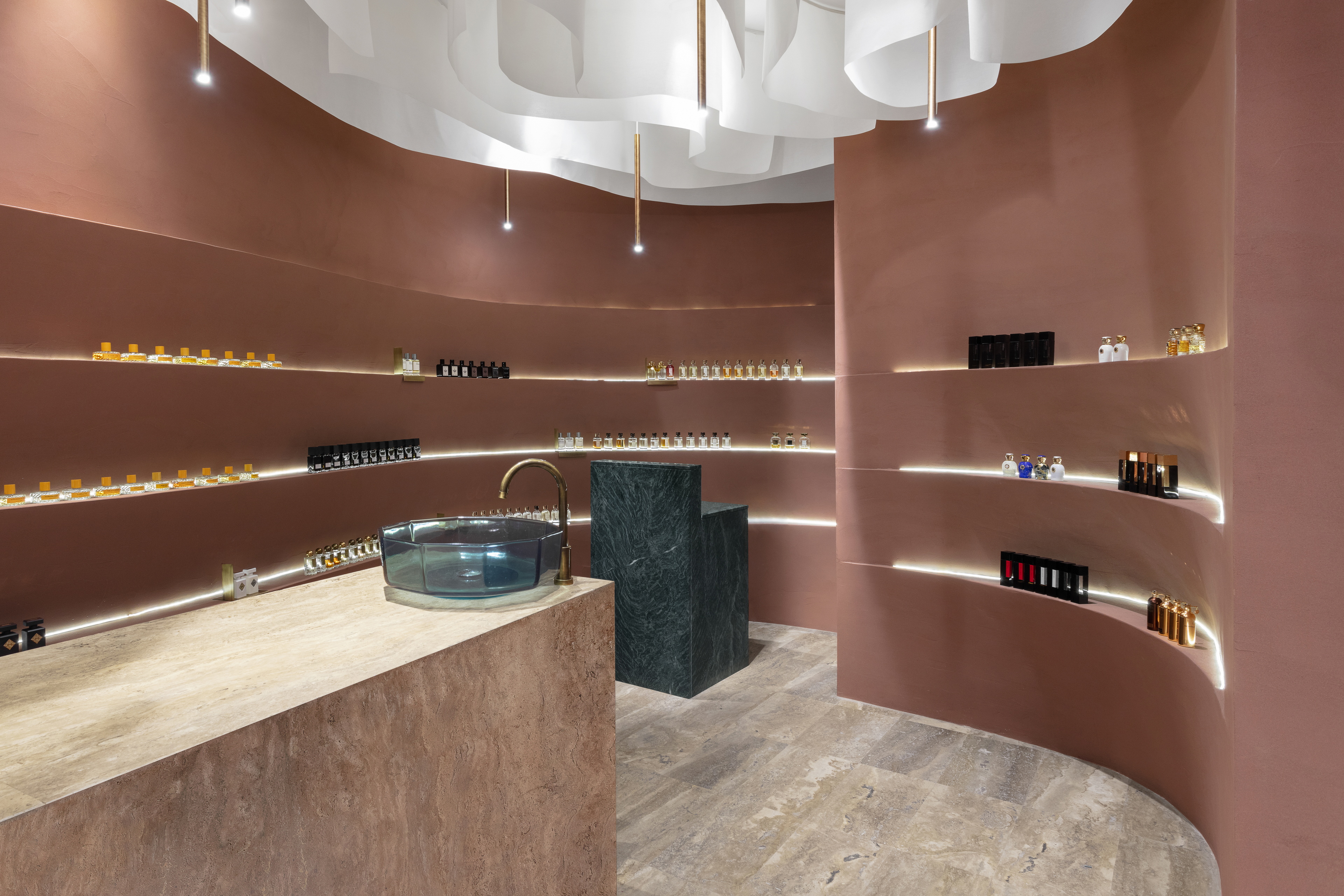 Matteo Brioni's reinforced fine-grained clay plaster TerraVista Plus Smooth Cammeo (cameo color) applied on walls in the Profumo shop in Naples, project by Primo Atelier, photo by Carlo Oriente