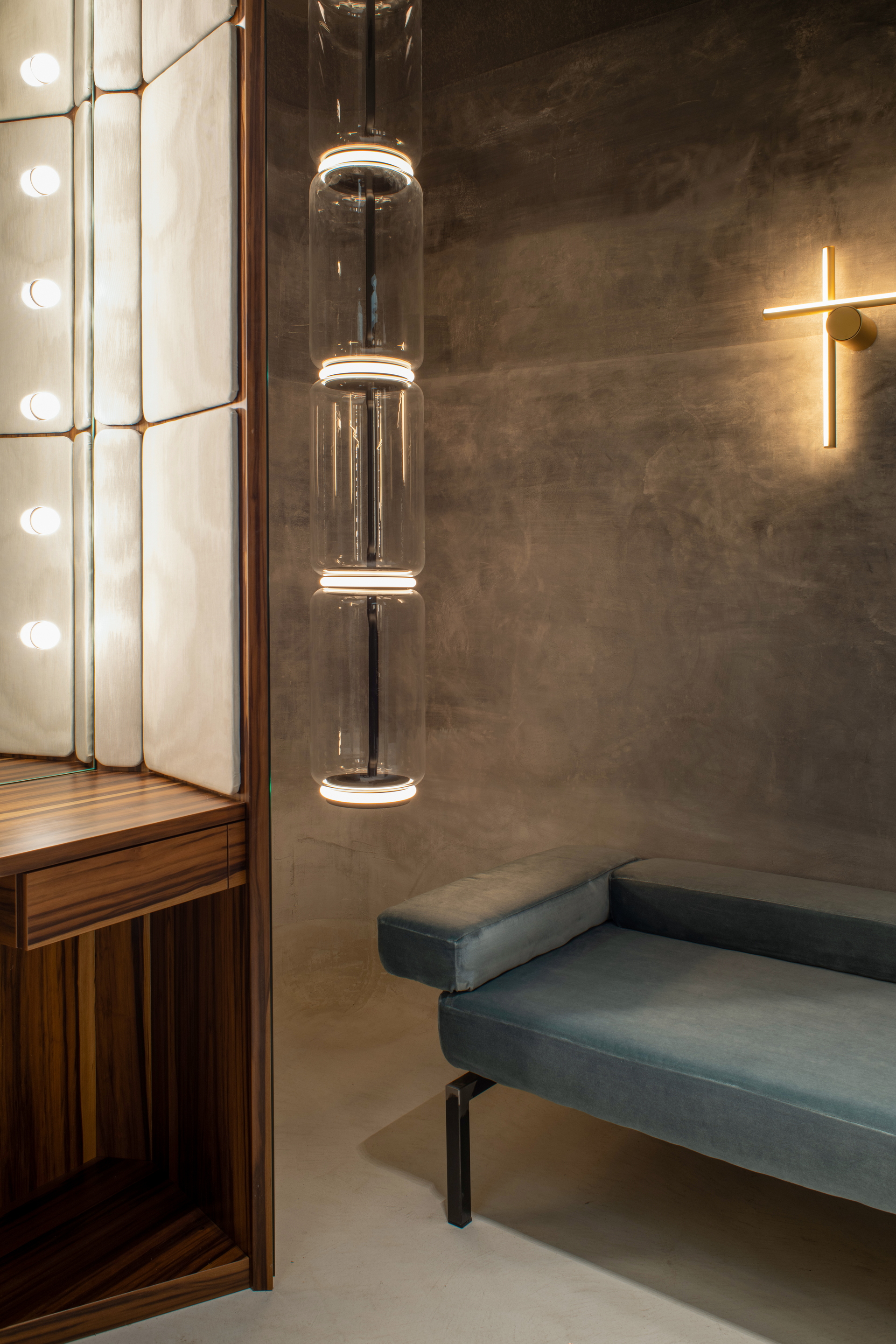 Teatro Arcimboldi camerino by Galante + Menichini Architetti made with TerraTon Floor Smooth Panna on the floor, TerraTon Wall Smooth Panna on bathroom walls and ceiling, MultiTerra Pepe Nero CC 270621A on dressing room ceiling, TerraVista Wabi Liscio CC 1