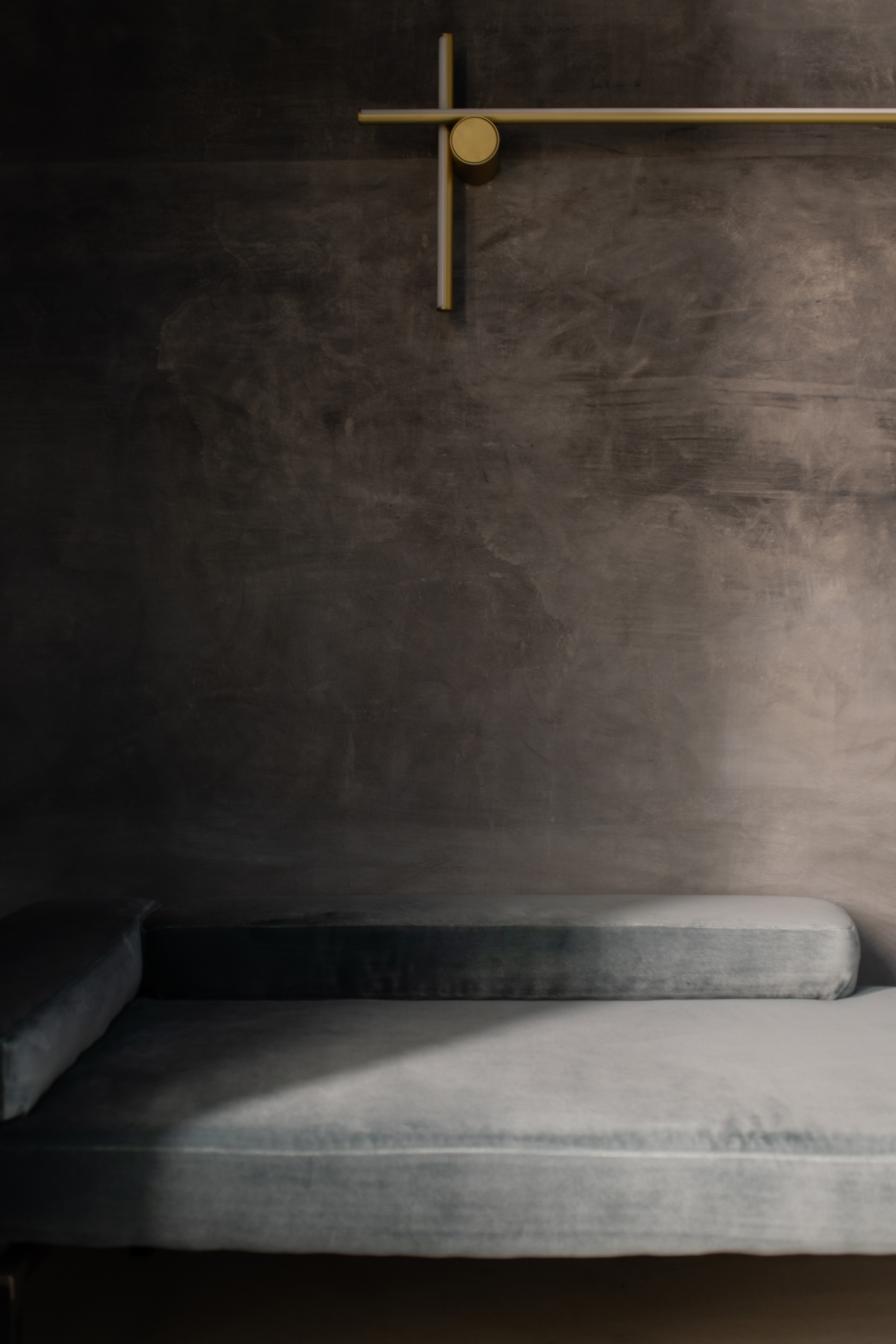 Teatro Arcimboldi camerino by Galante + Menichini Architetti made with TerraTon Floor Smooth Panna on the floor, TerraTon Wall Smooth Panna on bathroom walls and ceiling, MultiTerra Pepe Nero CC 270621A on dressing room ceiling, TerraVista Wabi Liscio CC 1