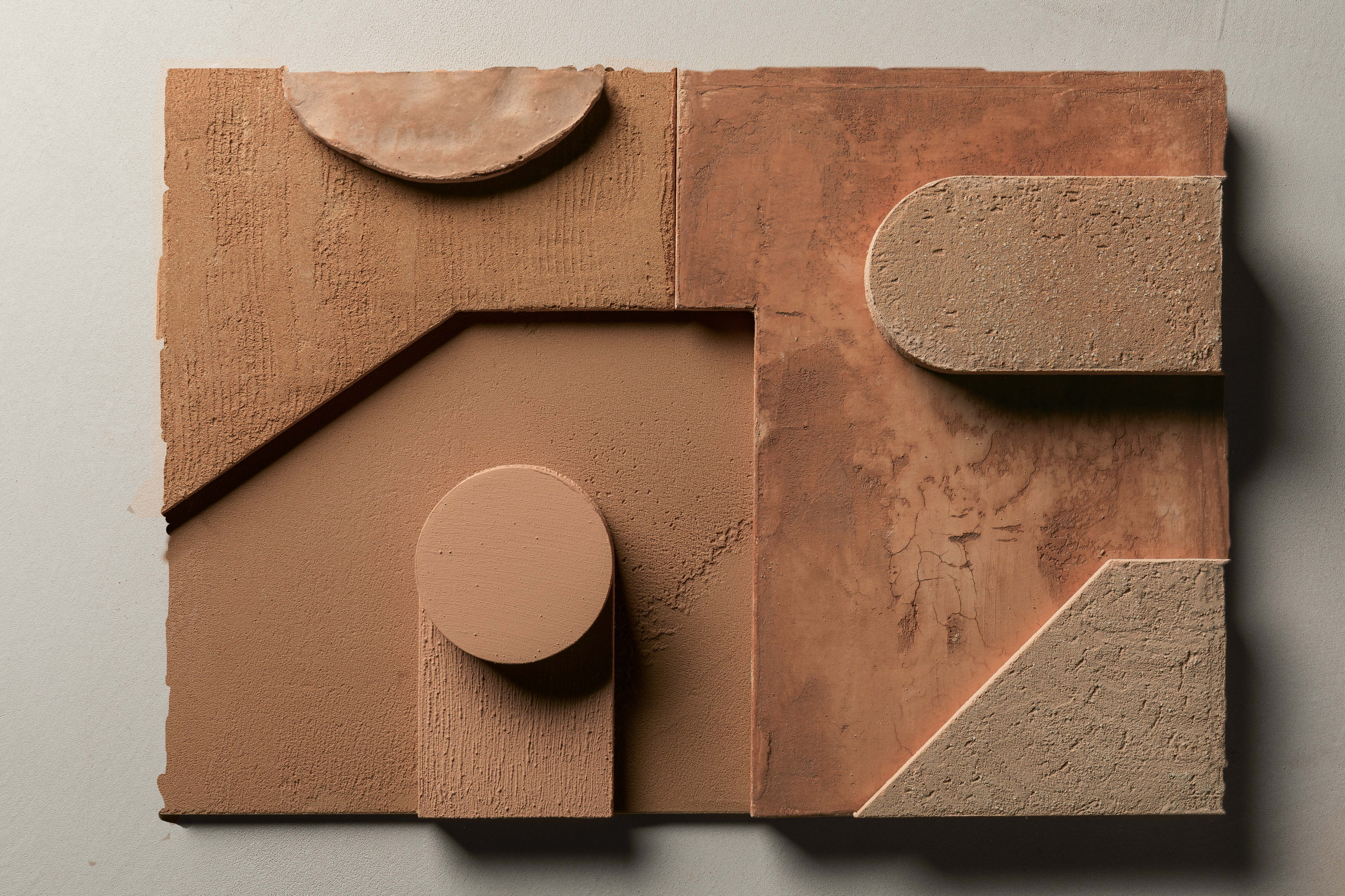 Stratigrafia Cammeo dei prodotti Matteo Brioni nel colore Caffè, design Studio Irvine