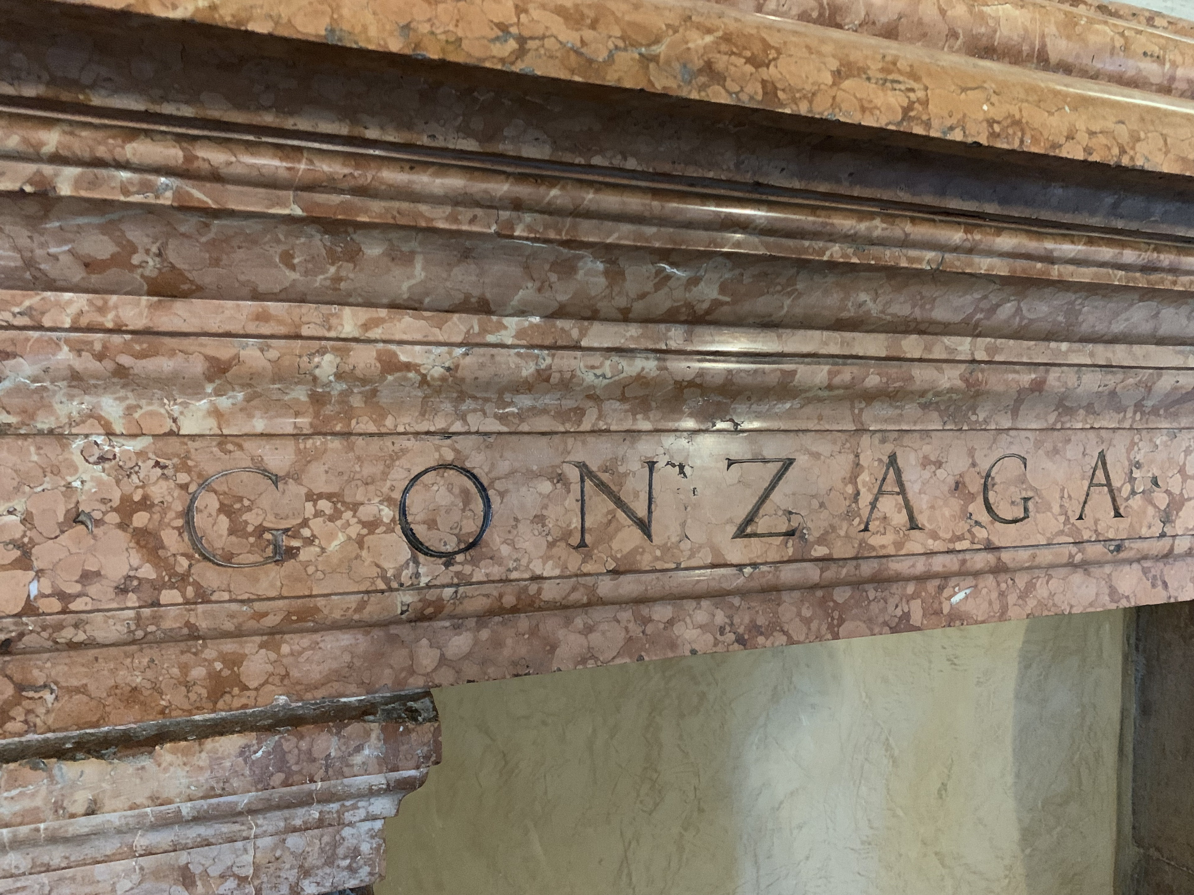 Camino monumentale nel palazzo ducale di Mantova