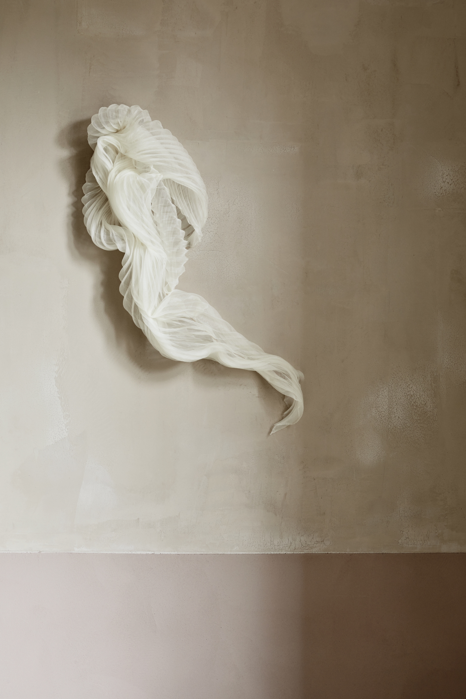 Intonaco di finitura in argilla a grana fine TerraVista Liscio Cannella e Cipria di Matteo Brioni applicato alle pareti per la mostra DAWN Three Days od Design, 2019, Copenhagen, a cura di Spatial Code e Linda Weimann.