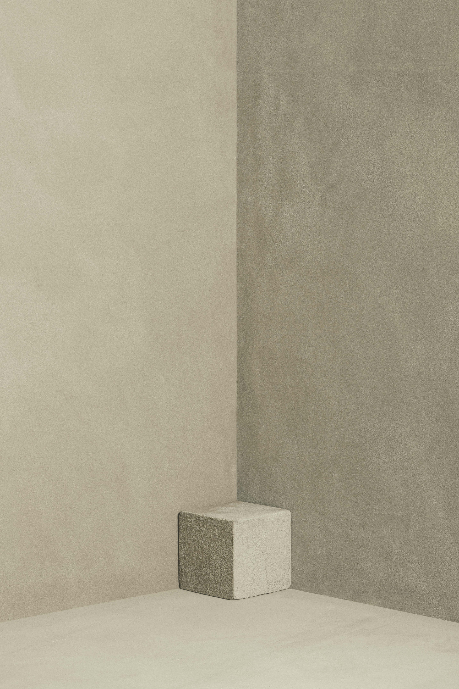 Volume e sfondo in TerraVista Liscio Fango di Matteo Brioni, design di Studio Irvine, foto di Marco Cappelletti