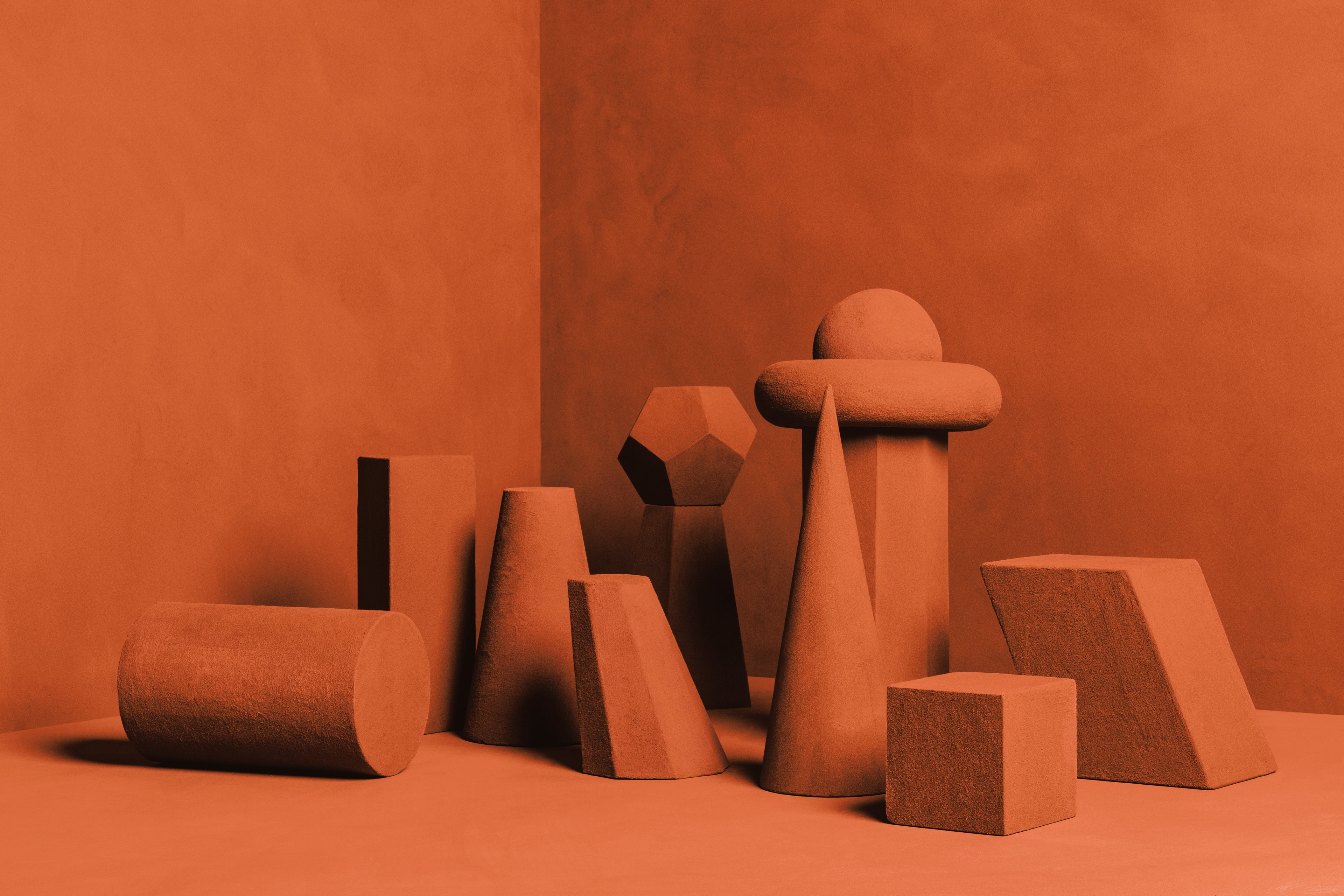 Volumi e sfondo in TerraVista Liscio Melograno di Matteo Brioni, design di Studio Irvine, foto di Marco Cappelletti