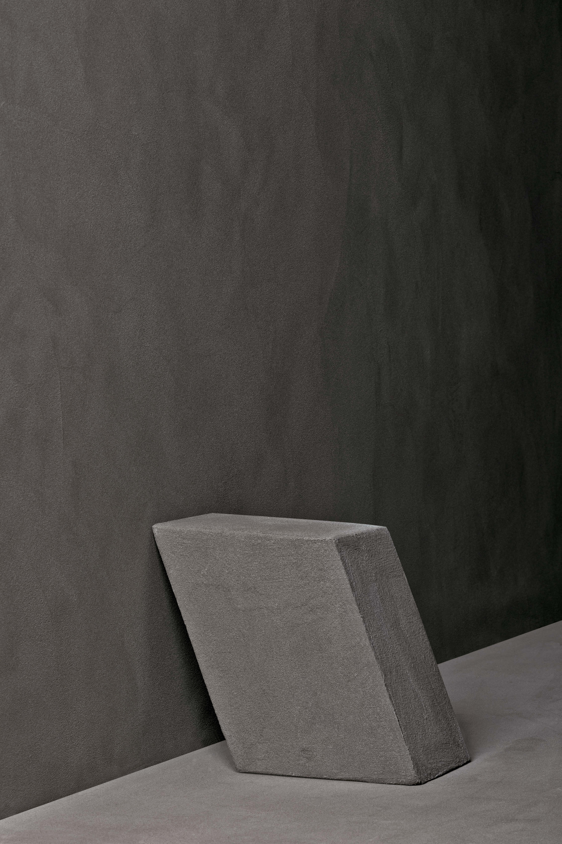 Volume e sfondo in TerraVista Liscio Pepe Nero di Matteo Brioni, design di Studio Irvine, foto di Marco Cappelletti