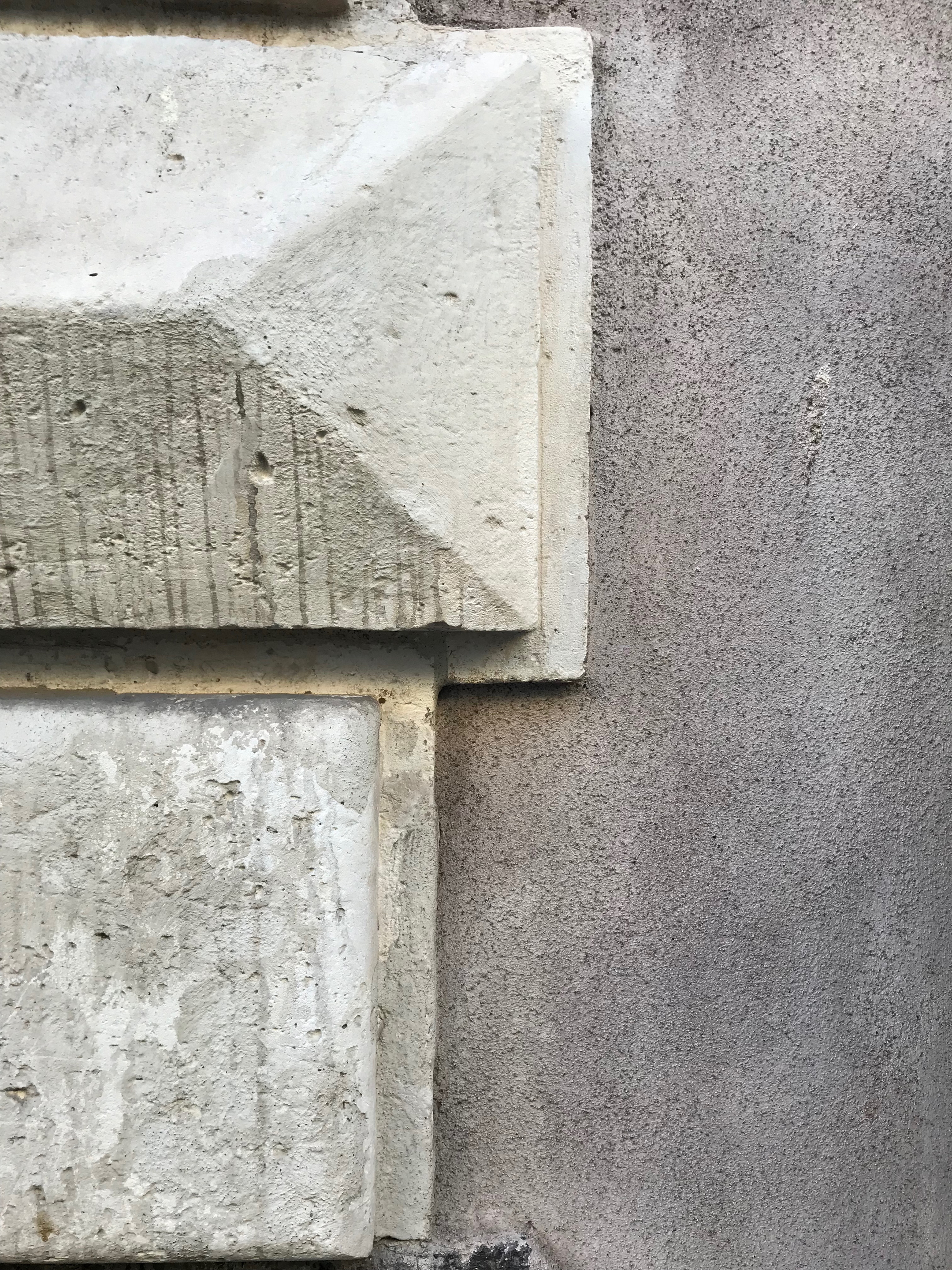 Palazzo Biscari a Catania, particolare della facciata realizzata con un intonaco di argilla a tonalità pepe nero