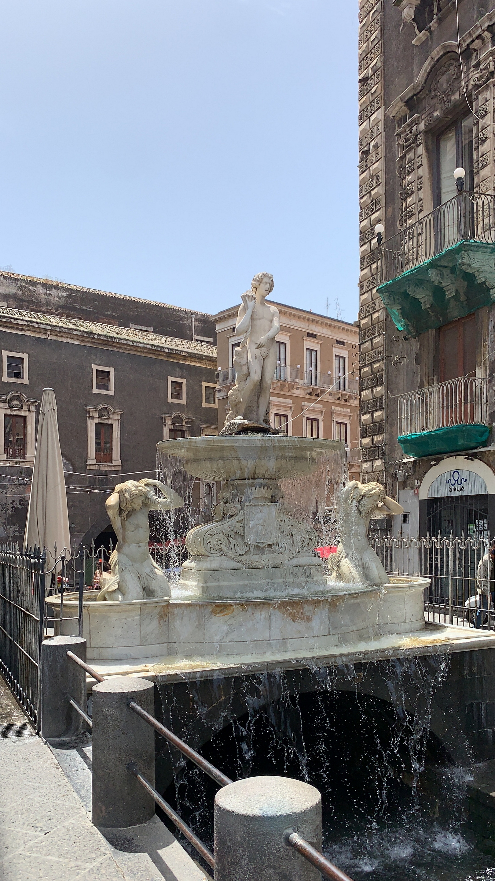 Palazzi affacciati sulla fontana dell'Amenano a Catania, Sicilia