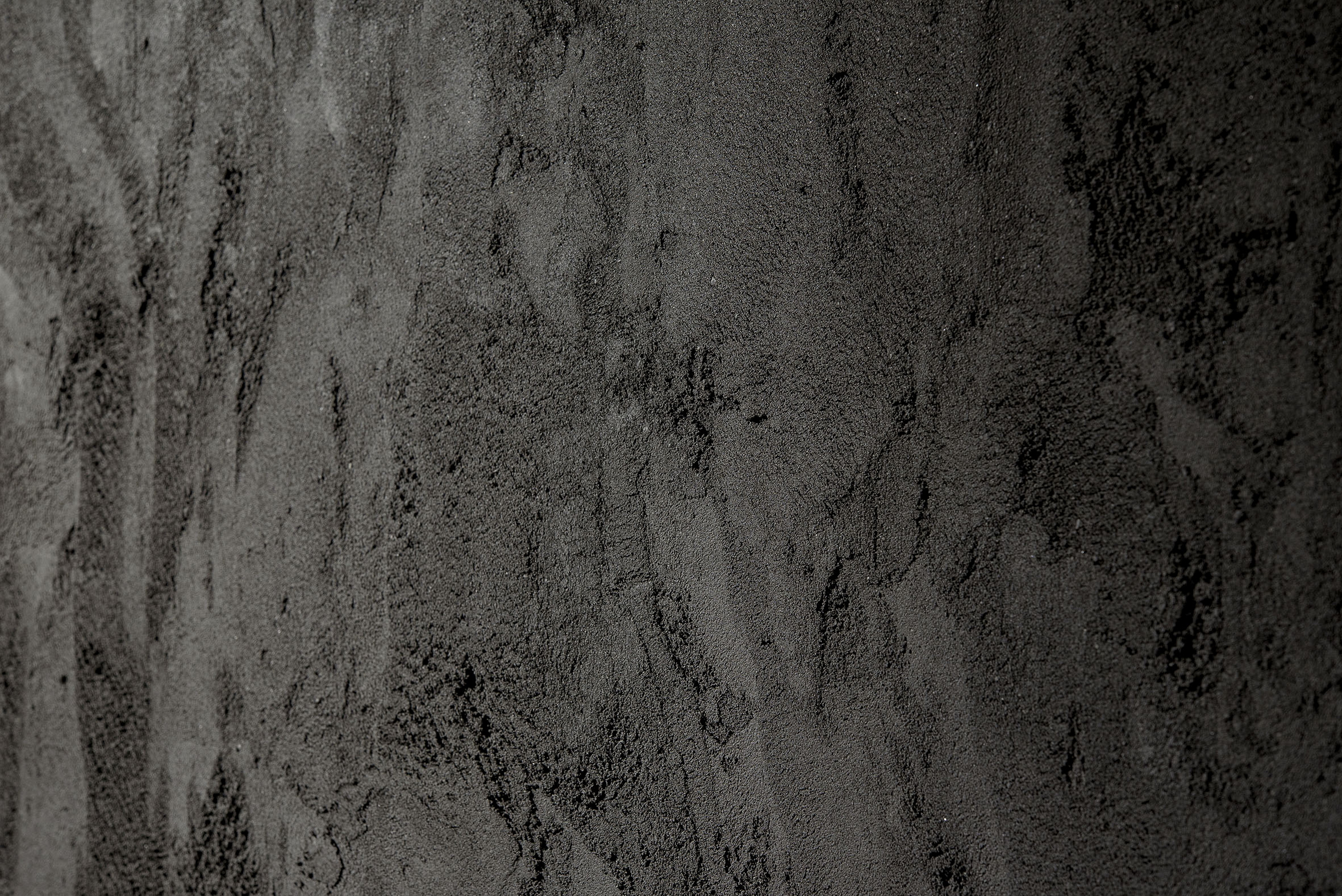 Mostra Enlightened Stone a Volterra, Pisa, di Roberta Busato, realizzata con MultiTerra Liscio Pepe Nero, foto di Simone Stanislai