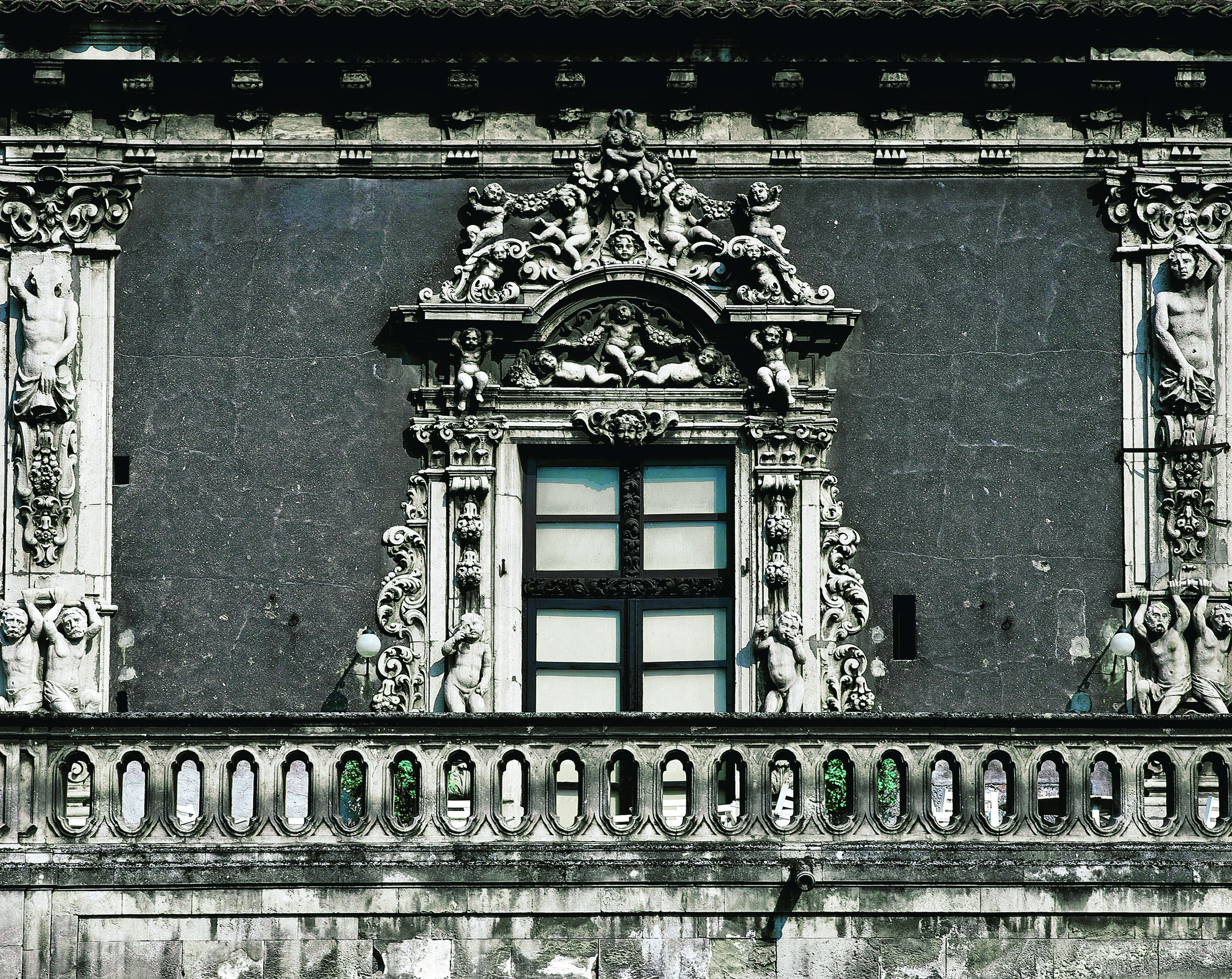 Facciata di palazzo Biscari a Catania, particolare della facciata realizzata con un intonaco di argilla a tonalità pepe nero