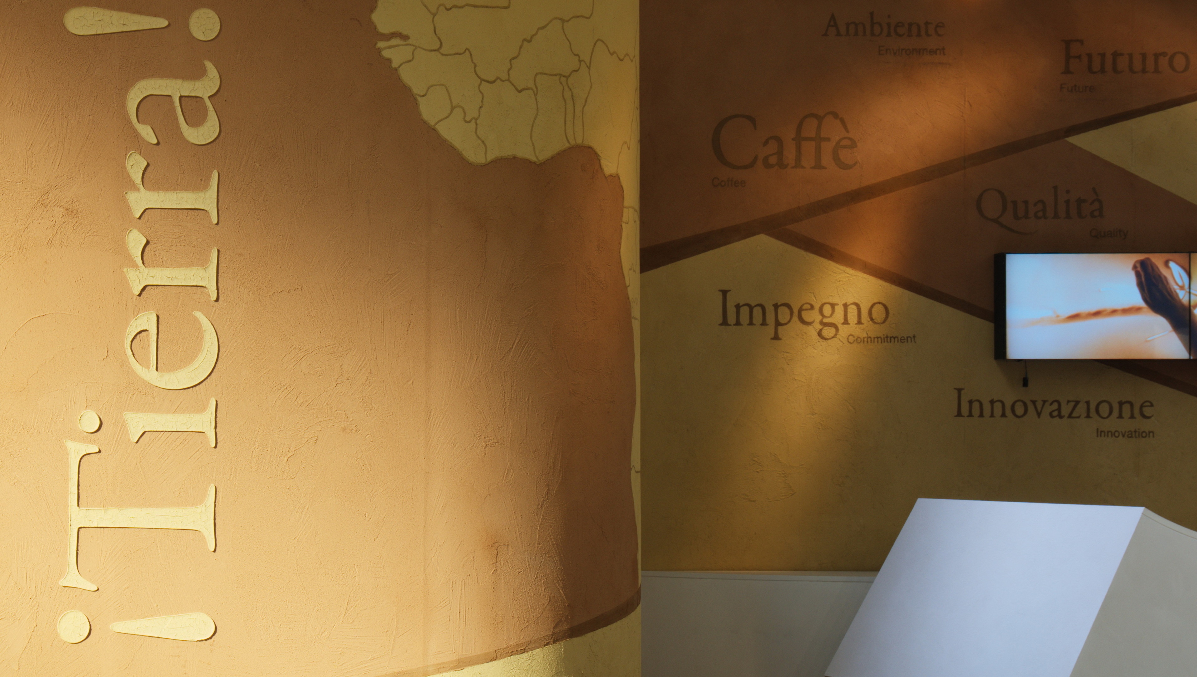 Stand Lavazza al Salone del Gusto di Milano realizzato da Matteo Brioni con intonaco di finitura a grana grossa MultiTerra Strutturato nei colori Cacao, Caffè, Melograno e Senape, foto di Matteo Nobili