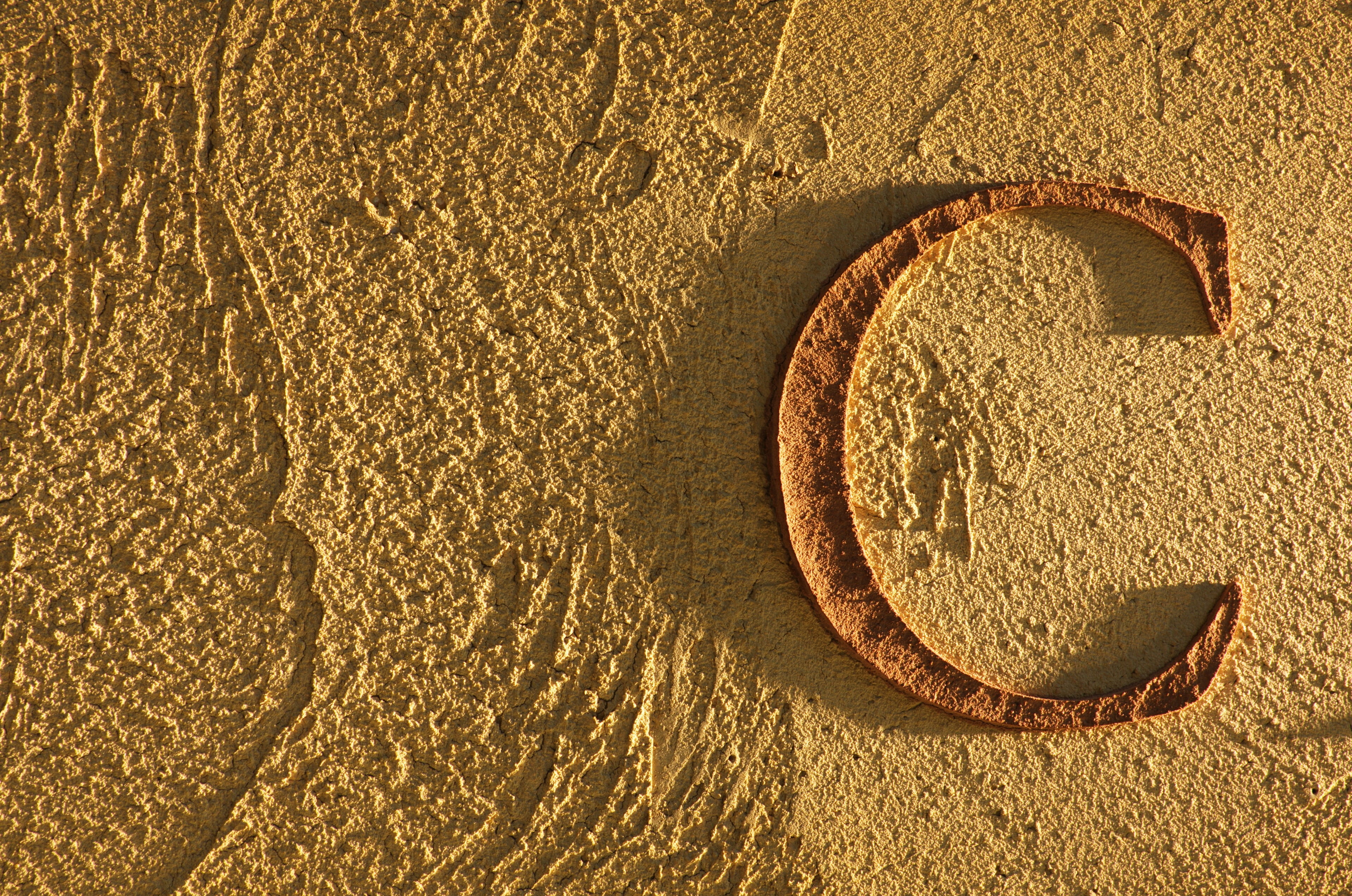 Stand Lavazza al Salone del Gusto di Milano realizzato da Matteo Brioni con intonaco di finitura a grana grossa MultiTerra Strutturato nei colori Melograno e Senape, foto di Matteo Nobili