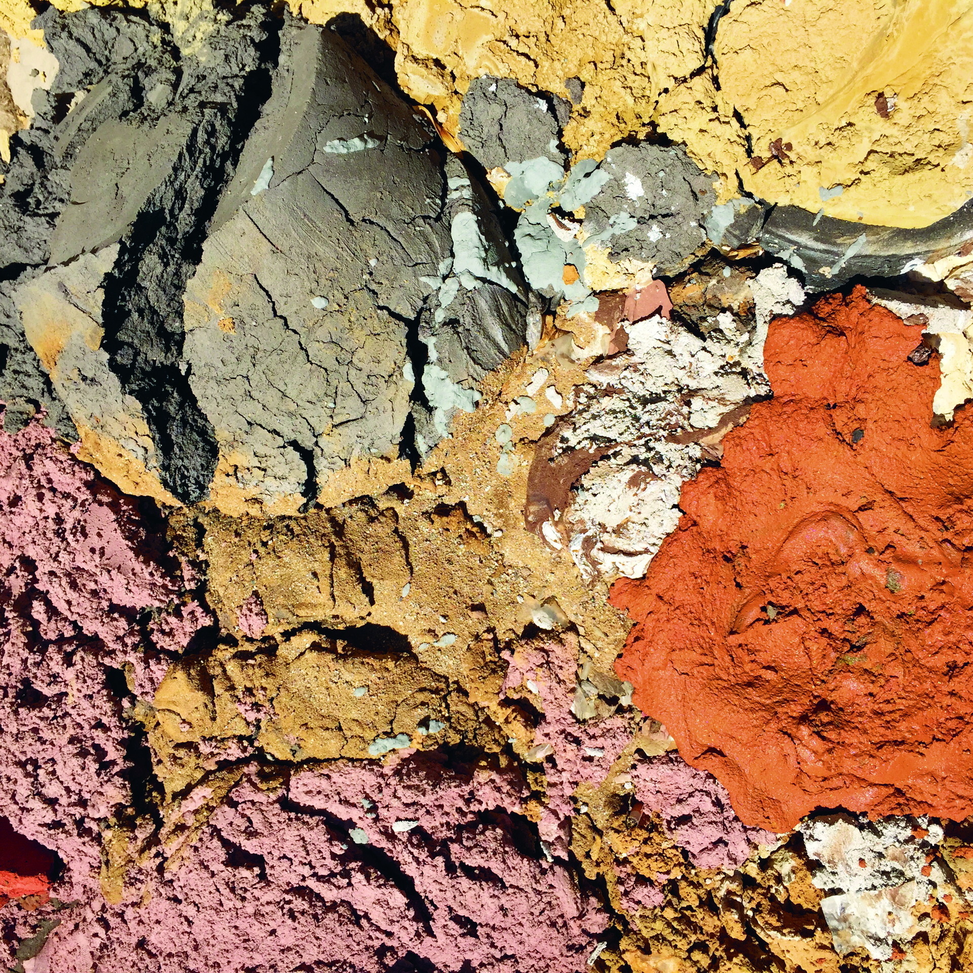 Argille di diversi colori dalle cave di Lozzolo, vicino a Vercelli, foto di Matteo Brioni